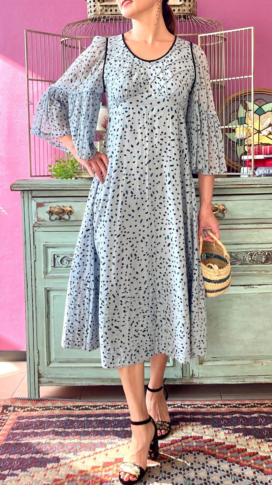 のインスタグラム：「-Velnica. Summer Dress Collection- 2トーンのランダムドット模様と さりげなく施されたピンタック&ビーズ使いが 程よい甘さをもたらしてくれるワンピース。  動くことで軽やかな表情をみせる 袖のガーゼ素材と、デザインを引き締める ブラックパイピングもデザインポイントです。  ◆身長: 166cm」