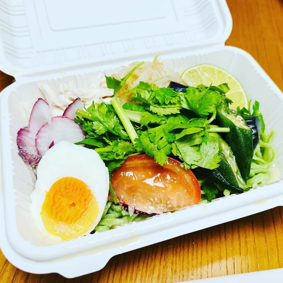 水谷さるころのインスタグラム：「ピポンペンで「タイ風ゴマだれ冷やし麺」始まってました。美味しかった。夏の間にまた食べたい。」