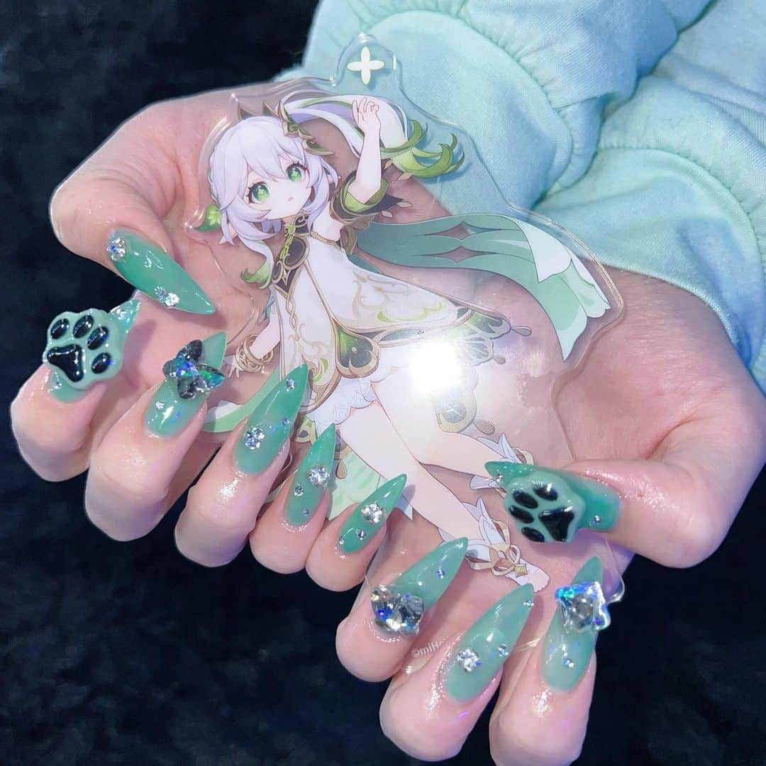 ゆら猫のインスタグラム：「new nail 💅💚 ネイルはいつもNAILS GOGOさんでやってもらってます⸜❤︎⸝‍ いつもありがとうございます✨  #スカルプネイル  #スカルプ  #量産型ネイル  #肉球ネイル  #3dネイル  #ビジューネイル  #ワンホンネイル  #ナヒーダ  #原神」