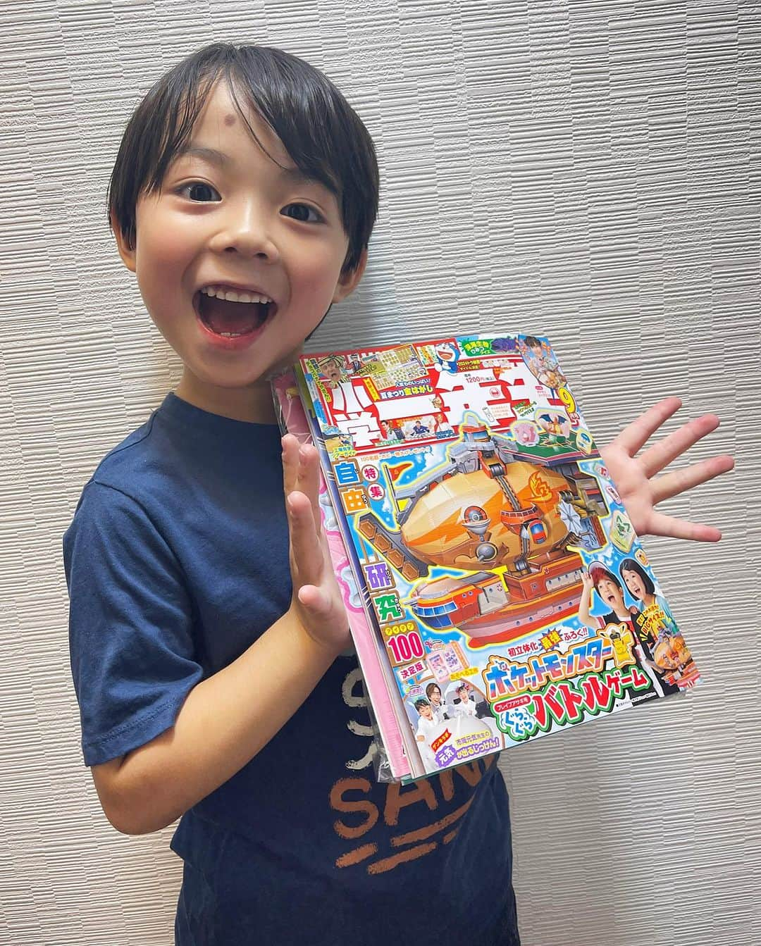 恒松あゆみさんのインスタグラム写真 - (恒松あゆみInstagram)「「小学一年生」9月号、本日発売です！  今回のイチオシは、ブレイブアサギ号！！ その大きさ、なんと40cm！！ 息子は1人で作ってみたいと言っていますが、果たして完成まで何時間かかるでしょうか・・・！  自由研究の記事もいっぱい！ 夏休みにぴったりの9月号、チェックしてみてくださいね☺️  そして。 「小学一年生」9月号のCMに、息子が出演しております。 更に、私もリアル母として一緒に出演！！  とっても嬉しい親子共演。 こちらも是非ご覧くださいませ✨   #小学一年生 #ブレイブアサギ号   #親子共演 #TVCM   #齋藤統真 #テアトルアカデミー   #恒松あゆみ   CMはハイライトからもご覧いただけます。」7月28日 19時27分 - amyonn