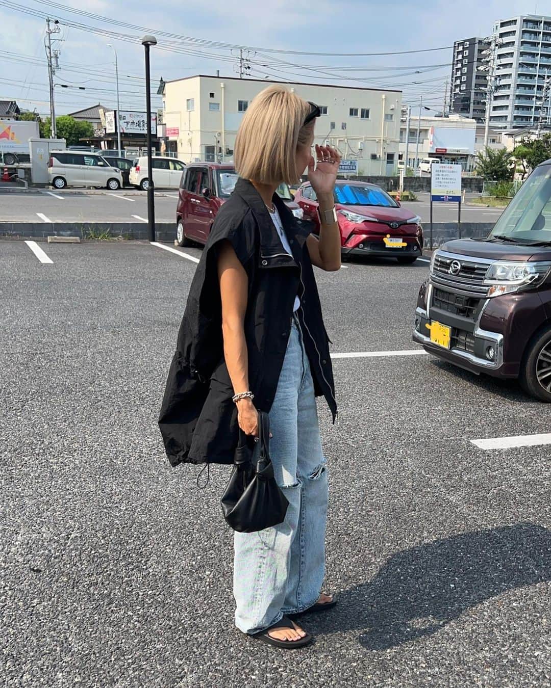 annaのインスタグラム：「.  最近タンクにデニムコーデばっかなんだけど ベスト着るだけで雰囲気全然変わる✌️ このベスト太い二の腕隠してくれるし 他にもいつものコーデにプラスするだけで どんなコーデでも使えるから かなり使い回し効くんだよね🖤  この日はスッピンで← 夏休みの甥っ子たちと31🍧 大人だけトリプル🤭🌼  vest ⋆ @__segur.__  tops ⋆ @uniqlo_jp  pants ⋆ @moussyofficial  bag ⋆ @newbottega  shoes ⋆ @oofos.jp   #夏コーデ#ベストコーデ#ベスト#デニムパンツ#デニムコーデ#ユニクロ#アメスリ#モノトーンコーデ#モノトーン#オトナカジュアル#大人カジュアル#カジュアル#カジュアルコーデ#158cmコーデ#骨格ナチュラル#きょこ#30代ファッション」