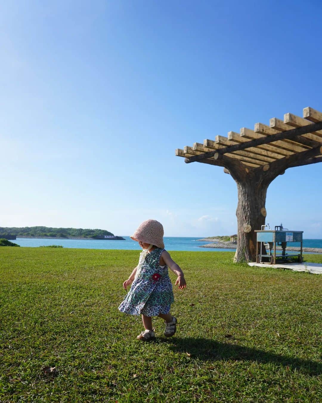 芳美リンさんのインスタグラム写真 - (芳美リンInstagram)「青い空、青い海🌊 起きたらすぐにビーチへアクセスできるキャンプ場、 やはり良い♡  ラナちゃんの、 ピンクの麦わら帽子が映えていました☀👒  @libaby_official #麦わら帽子 #Libaby #リベビー #沖縄旅行#okinawa#japantrip #子連れ旅#旅育 #カーステイ#バンタメ#carstay #carstayアンバサダー #jetstarで沖縄#車中泊 #outdoortoddler #traveltoddler #トラベルトドラー#トラベルガール #アウトドア女子#女子キャンプ #沖縄旅行#okinawa#japantrip #子連れ旅#jetstarで沖縄」7月28日 19時39分 - lynn.lynn5