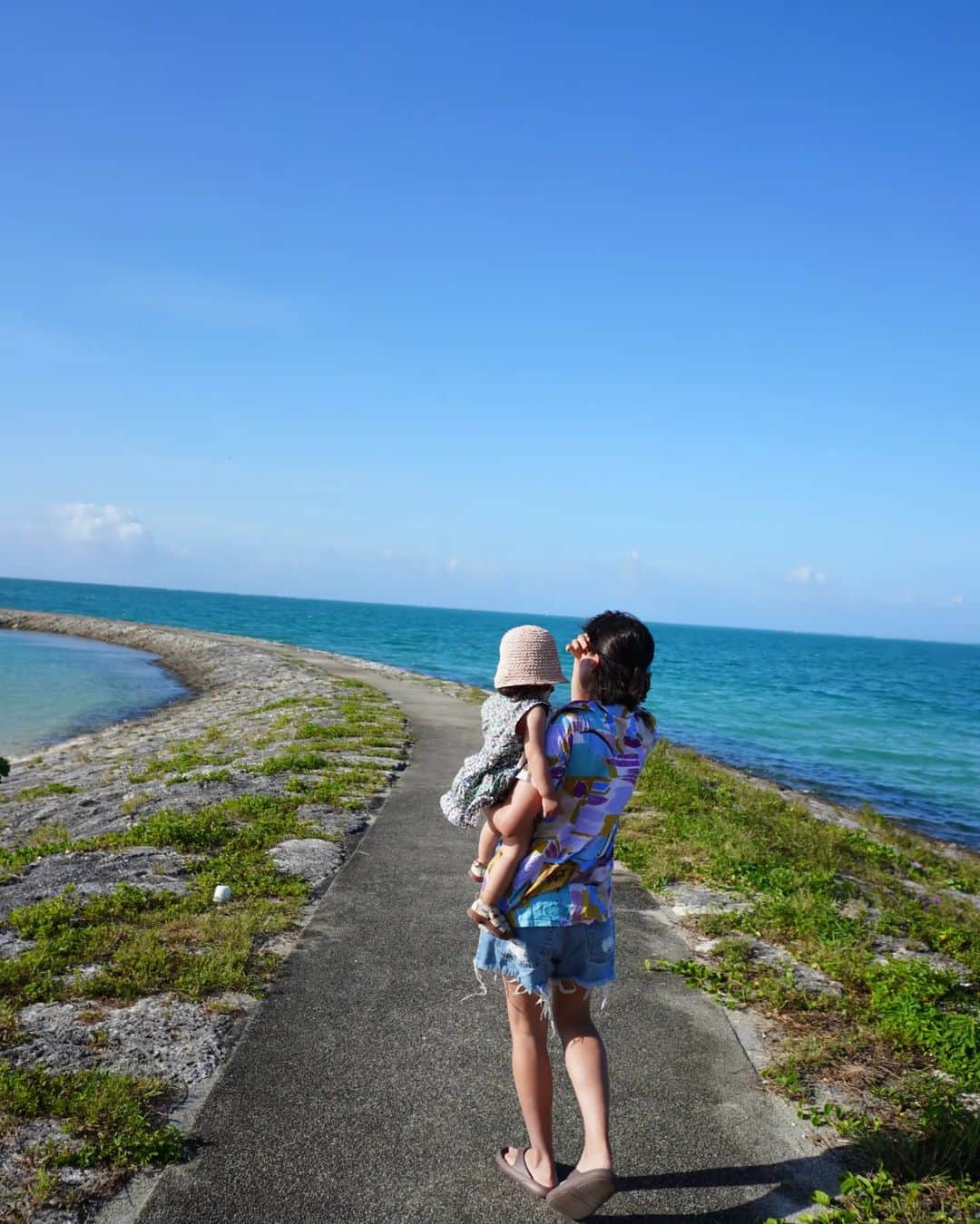 芳美リンさんのインスタグラム写真 - (芳美リンInstagram)「青い空、青い海🌊 起きたらすぐにビーチへアクセスできるキャンプ場、 やはり良い♡  ラナちゃんの、 ピンクの麦わら帽子が映えていました☀👒  @libaby_official #麦わら帽子 #Libaby #リベビー #沖縄旅行#okinawa#japantrip #子連れ旅#旅育 #カーステイ#バンタメ#carstay #carstayアンバサダー #jetstarで沖縄#車中泊 #outdoortoddler #traveltoddler #トラベルトドラー#トラベルガール #アウトドア女子#女子キャンプ #沖縄旅行#okinawa#japantrip #子連れ旅#jetstarで沖縄」7月28日 19時39分 - lynn.lynn5