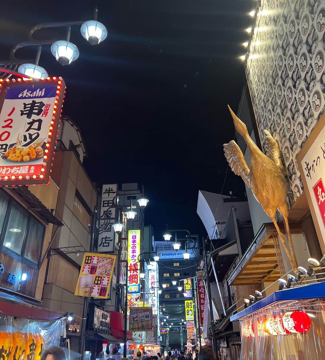 米田みいなさんのインスタグラム写真 - (米田みいなInstagram)「enjoy Osaka   ライブで大阪行った時、ちゃんと串カツたべたよっっ⭐︎  この可愛いネイルは、いつもお世話になってる @motel_nail さん🫶🏽💓  いつも劇かわにしてくれる＾＾  y2k？？？っぽい？？？  お星様の引き立て役Bですっ⭐︎  #nail #ネイル #ネイルデザイン #japantrip #osaka #osakafood #大阪グルメ #大阪観光 #個性派ネイル #y2k #金髪ロング #ハイトーンカラー #ヘアアレンジ #ブロンドヘアー #ウェーブ巻き #ストリート系女子 #アイドル #japanesegirl #idol #韓国ヘア  #좋아요반사　#셀카　#通天閣」7月28日 19時39分 - miina_yoneda