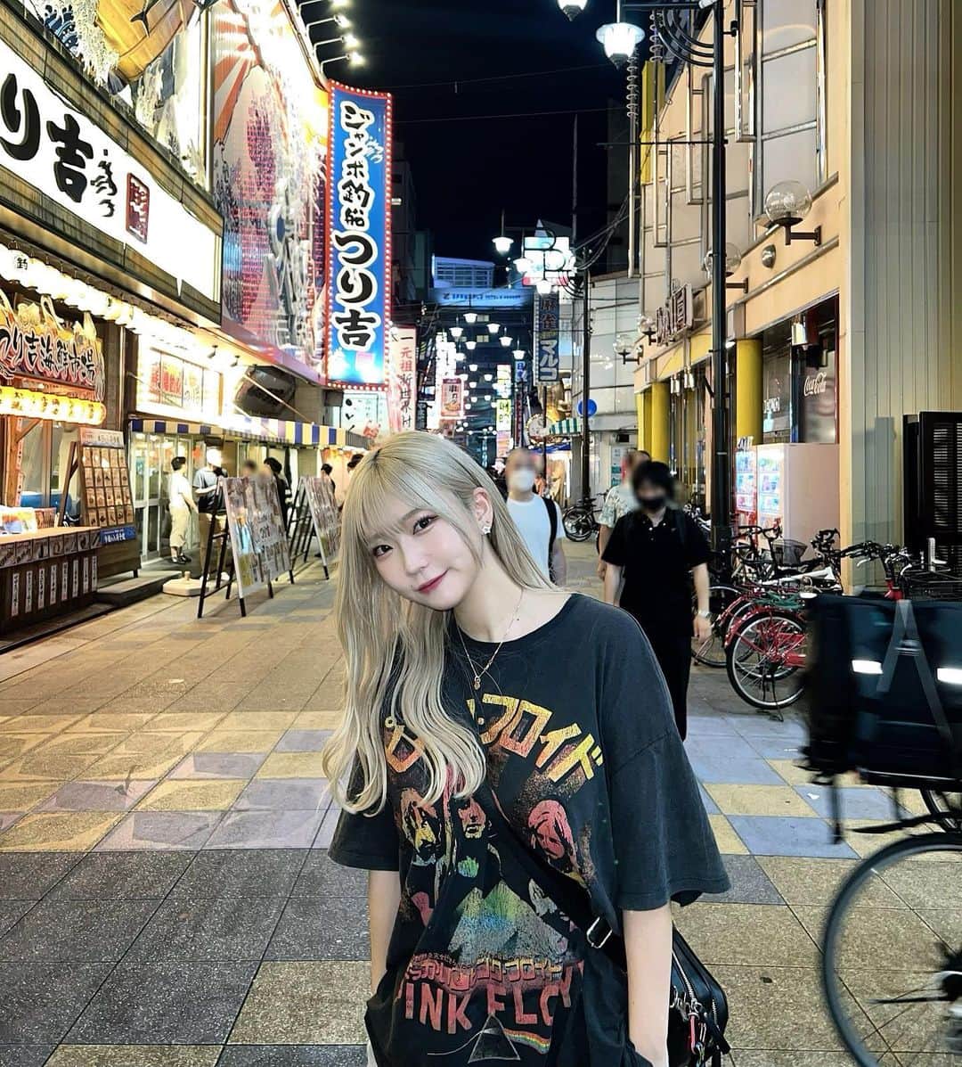 のインスタグラム：「enjoy Osaka   ライブで大阪行った時、ちゃんと串カツたべたよっっ⭐︎  この可愛いネイルは、いつもお世話になってる @motel_nail さん🫶🏽💓  いつも劇かわにしてくれる＾＾  y2k？？？っぽい？？？  お星様の引き立て役Bですっ⭐︎  #nail #ネイル #ネイルデザイン #japantrip #osaka #osakafood #大阪グルメ #大阪観光 #個性派ネイル #y2k #金髪ロング #ハイトーンカラー #ヘアアレンジ #ブロンドヘアー #ウェーブ巻き #ストリート系女子 #アイドル #japanesegirl #idol #韓国ヘア  #좋아요반사　#셀카　#通天閣」