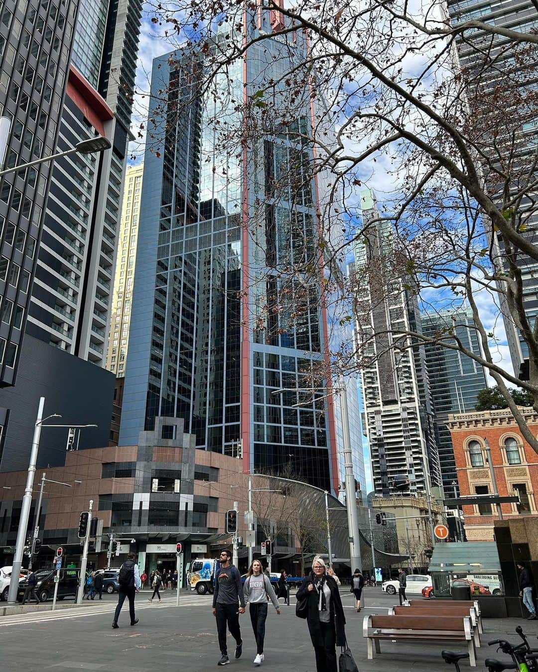 中岡由佳さんのインスタグラム写真 - (中岡由佳Instagram)「❇︎ 朝の街歩き。冬のシドニーの朝はさすがに肌寒い。Q.V.B.（クイーンビクトリア・ビルディング）は1898年にマーケットとして建てられた建造物を大改修して、当時の趣を残すショッピングセンターとして蘇らせたそう。ロマネスク様式の豪華な造り。天井から吊り下がる大きな時計が目を引く。バナナブレッドとコーヒーで朝食☕️ #queenvictoriabuilding #bananabread  #sydney  #australia」7月28日 19時40分 - yuka_nakaoka