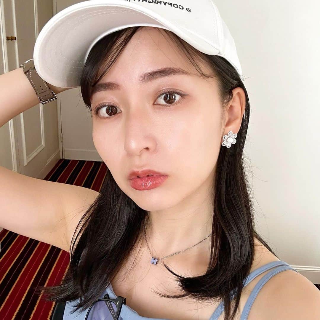 岩間恵のインスタグラム：「夏本番、潤うツヤ肌でいれるように😌✨  いつも使っているYunthのスキンケアから クレンジングクリームが発売されたので使い始めたよ🍋 美容液と同じように純度100％の生ビタミンC*が入っていて 毛穴の黒ずみに効果が期待できます◎  しっかり馴染ませるとスルスル落ちるのに、落とす前より肌が潤う感じがお気に入り！  合わないクレンジングを使っていると、その後のスキンケアの入りも悪くなったり 反対に肌に必要な皮脂まで落ちちゃうので しっかり肌の潤いを残しつつ、毛穴汚れを落としてくれるものを使ってます✨  私のストーリー・ハイライト先の公式サイトから購入すると、通常よりもお得に購入できます🌱 早速予約販売になったくらい既に人気の商品ですので 届くのが遅れてしまう前にぜひ使ってみてください✨  *アスコルビン酸(保湿)  #Yunth #Yunthクレンジングクリーム #クレンジング #美肌 #スキンケア #美白 #美容 #ad」