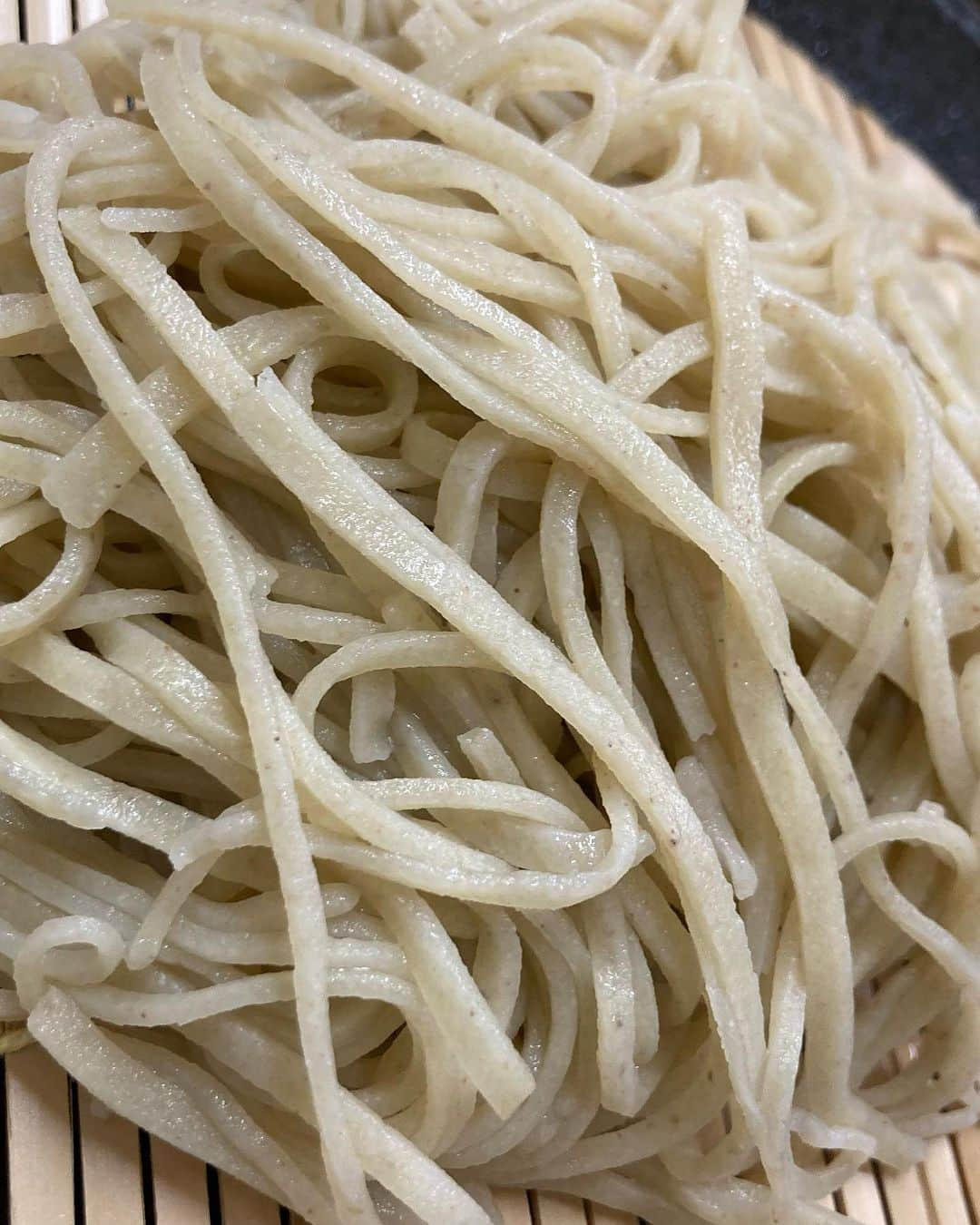 赤プルのインスタグラム：「いやっ！どーも！ 麺工房 秋田 蕎麦さんでの歓迎会は熱かった✨熱烈❤️‍🔥  載せられない写真がたくさんあったかんね😅  美味しい茨城のお蕎麦と 石巻産のウニ と集合写真！  本当に幸せな時間だったかんね！  #茨城県 #桜川市 #麺工房秋田  #夫婦コンビチャイム #赤プルとだんな #新宿カウボーイ さん #ねづっち さん #おぼんこぼん 師匠」