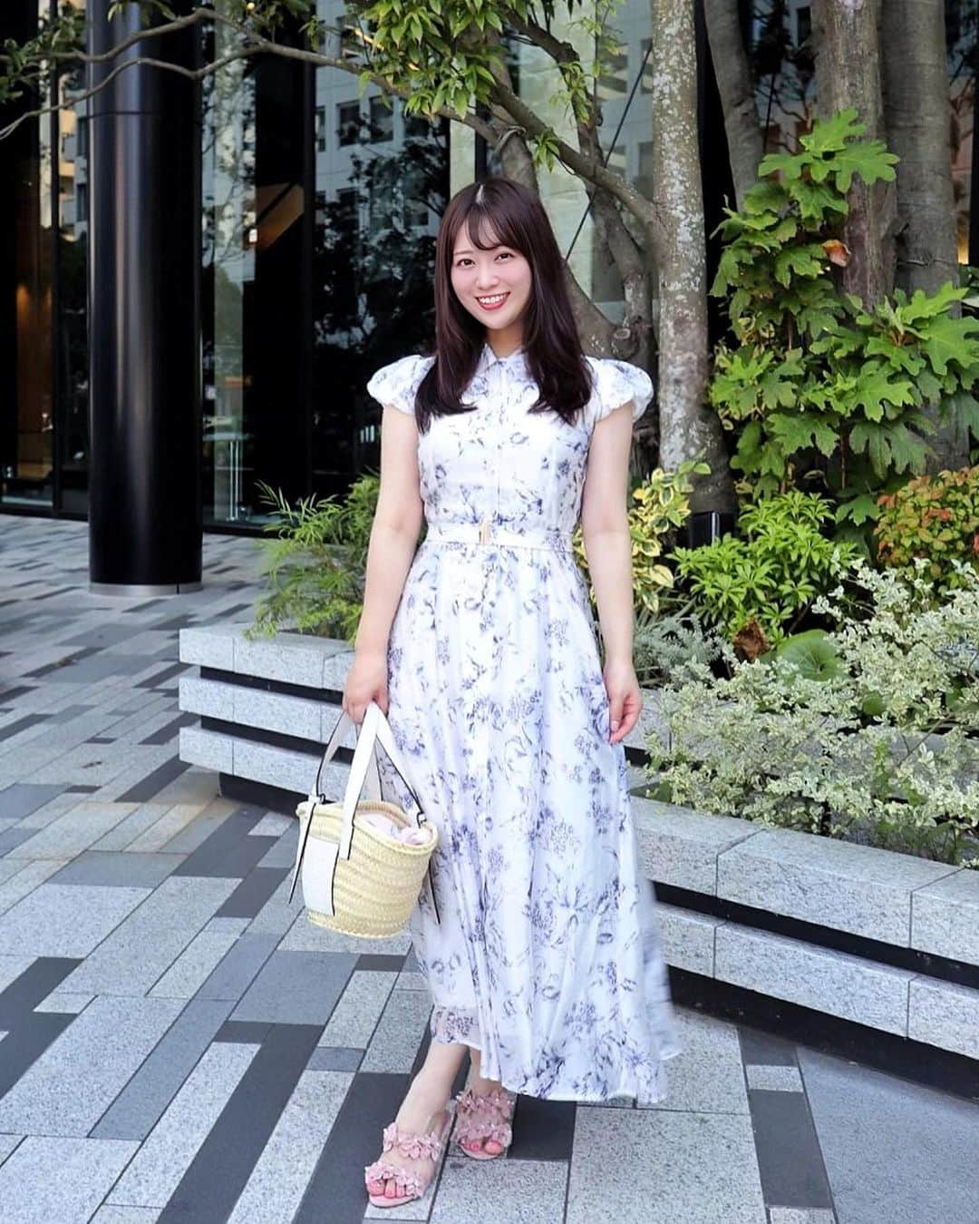 森下まいのインスタグラム：「涼し気なシアー生地×クラシカルな花柄が可愛い 【@tocco_closet 】のワンピース💐  とっても華やかなのに、 シャツ型デザインと共布ベルトできちんと感もあるので、 どんな場面でも大活躍してくれてます🥹  ピンクも可愛くて狙っていたのですが、 あっとゆーまにSOLDOUT🫨 再販あるといいなぁ🥹  #mai153 ←コーデ投稿まとめてます♥」