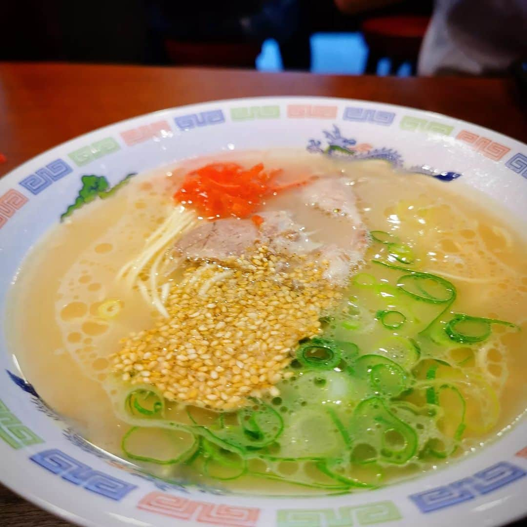 広部俊明さんのインスタグラム写真 - (広部俊明Instagram)「福岡に来てラーメン屋巡りしてます、まずははかたやここはなんと290円、期待しないで入ったら結構うまい!値段は調味料だね、」7月28日 19時48分 - toshiakihirobe