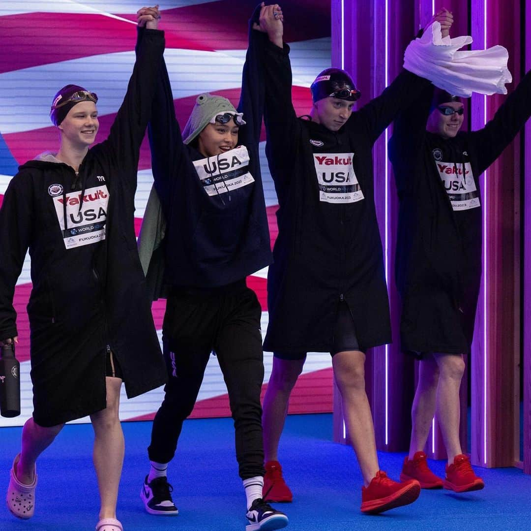 ケイティ・レデッキーのインスタグラム：「Fun relay yesterday with these cool teens 😎🇺🇸🥈  Proud of you three & @leahsmith19 and @anna_peplowski with 💪🏼💪🏼 swims too!!!   800 free final tomorrow.  📸- @mike2swim and @gettyimages」