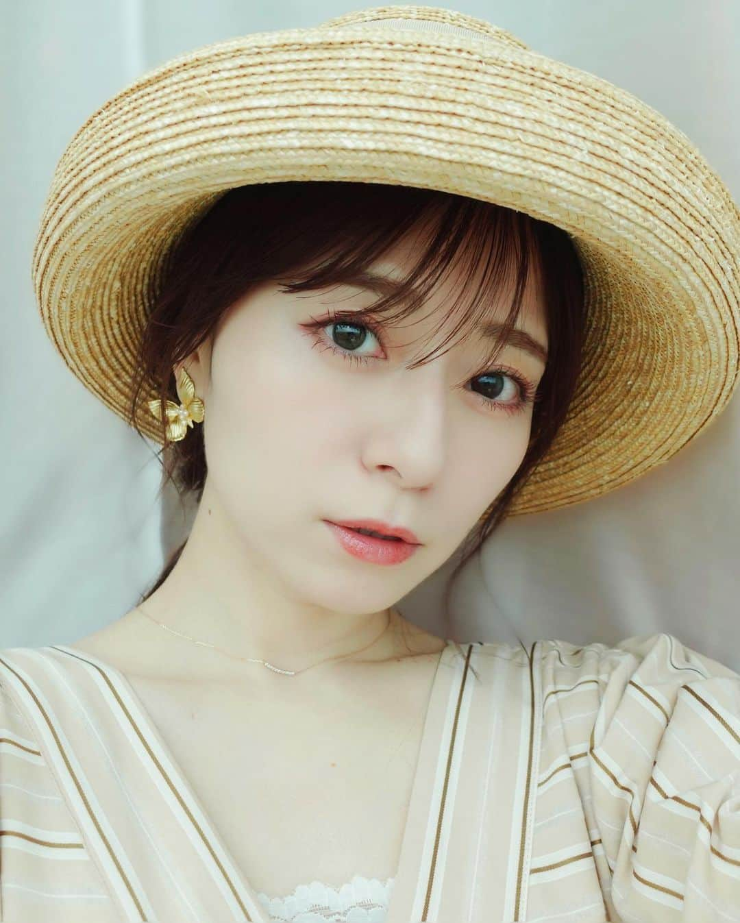 黒坂優香子さんのインスタグラム写真 - (黒坂優香子Instagram)「👒  毎日暑いね☀️  外は暑いけど、 お出掛け前に着る服を選んだりメイクをする時間は楽しくて大好き♡  メイク前にはお家用美顔器の @artistic.co.official  Miss Arrivo THE WRAITH を使うのがルーティーンになってます♡  先月から使い始めたんだけど 3つのモードが付いていて どのモードも1回10分でOKなのと、 コードレスでコンパクトだからさっと出して使えて面倒くさがりな私でも続けられてる♡  手間なくサクッと使えるのってすごく大事！！ 使うとフェイスラインがスッキリするから欠かせないアイテムになってるよ♡  髪をまとめてフェイスラインが出る時は特に念入りに使ってます♡  #artisticandco #missarrivo #missarrivothewraith #ミスアリーヴォ #美顔器 #お家美容 #おうちエステ　#ゆかこすめ #ootd #ゆかこーで　#fashion」7月28日 19時45分 - yukakokurosaka0606