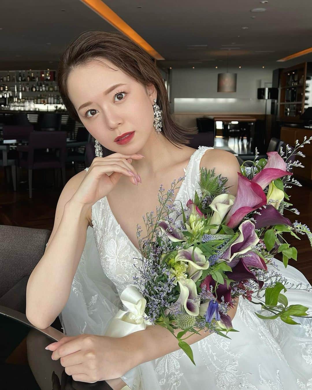 のインスタグラム：「六本木ヒルズの最上階で 上質大人ウェディングな撮影でした👰‍♀️💕  メイクルームから絶景すぎて。。 朝イチからうわ！！って声出ました🤣  #ブライダルモデル#フリーランスモデル#プレ花嫁#ウェディング#洋装前撮り #結婚式コーデ #結婚式準備 #ウェディングドレス #ウェディングフォト #フォトウエディング #ブライダルメイク #ブライダルヘア」