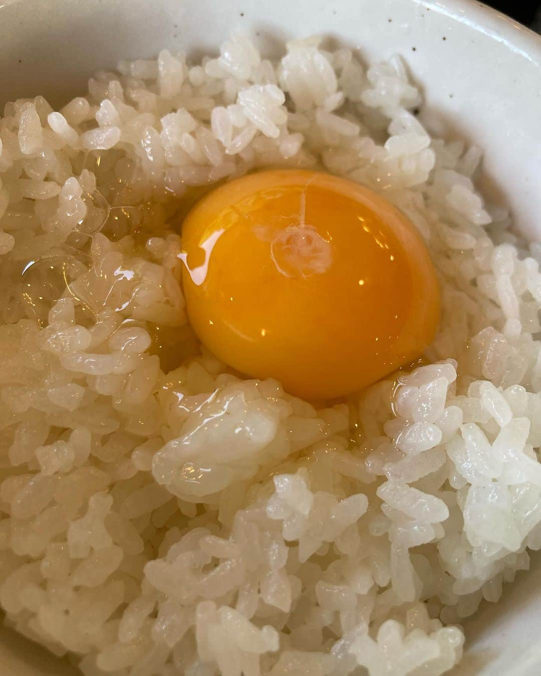 赤プルのインスタグラム：「美しい岩瀬桜川カントリークラブさん  朝食メニューの卵かけ🥚ご飯最高だったや！  だんなはハムエッグとおにぎりの🍙セット！  おにぎりも最高に美味いのよ。 茨城の米🌾最高だっぺ！  ここまでは元気だった  そしてここからさらに元気に！？  #岩瀬桜川カントリークラブ #お笑い寄席コンペ #夫婦コンビチャイム #赤プルとだんな #ねづっちさん  またここでプレー⛳️したいなぁー」