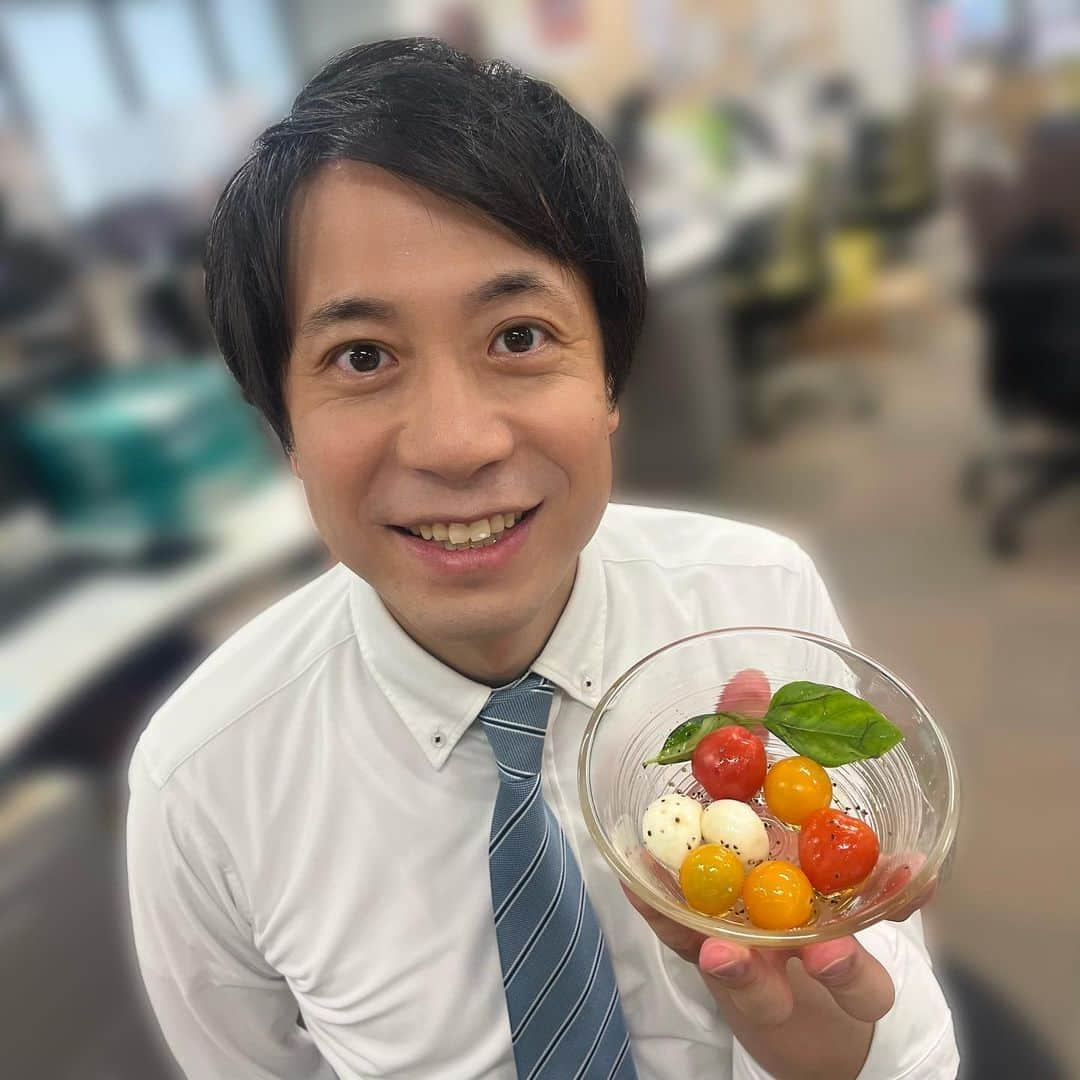 小宮山瑞季さんのインスタグラム写真 - (小宮山瑞季Instagram)「採れたてのミニトマトを使ったカプレーゼ🍅✨ なんと、このトマトを栽培したのは、 小川功二アナウンサー！ バジルもおうちの庭で育てているものだそうです！！  来月放送のN☆1で詳しく紹介してくれる ということなのですが、 その収録のために小川アナが作ってくれた カプレーゼを本番前にパクリ☺️💓  トマトが新鮮で、ぷちっとした食感が最高👍👍👍 バジルもいい香りがして、 一気に高級感がプラスされていました☀️ 本当においしかったです★★★  しかもよーくみると、 ハート型にそっくりなトマトが♡♡ 思わずテンションが上がってしまいました🌼  家庭菜園ができたらな～とずっと思っていますが なんにも始められていなくて🥺 初心者でも育てることが出来る野菜って なんでしょうか？🔰🍆🍅🌽  来年は、小川アナに私が作った野菜を 食べてもらいたいな～😂！   #ミニトマト  #トマト  #tomato  #家庭菜園  #栽培  #野菜  #カプレーゼ  #バジル  #basil  #ハート型  #heart  #ハート  #ラッキー  #初心者  #どんな野菜なら作れる  #夏野菜  #番組  #収録  #長野放送  #アナウンサー  #小川功二  #小宮山瑞季」7月28日 19時57分 - komiyama_mizuki