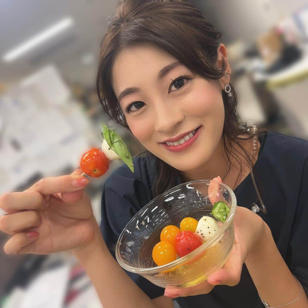 小宮山瑞季さんのインスタグラム写真 - (小宮山瑞季Instagram)「採れたてのミニトマトを使ったカプレーゼ🍅✨ なんと、このトマトを栽培したのは、 小川功二アナウンサー！ バジルもおうちの庭で育てているものだそうです！！  来月放送のN☆1で詳しく紹介してくれる ということなのですが、 その収録のために小川アナが作ってくれた カプレーゼを本番前にパクリ☺️💓  トマトが新鮮で、ぷちっとした食感が最高👍👍👍 バジルもいい香りがして、 一気に高級感がプラスされていました☀️ 本当においしかったです★★★  しかもよーくみると、 ハート型にそっくりなトマトが♡♡ 思わずテンションが上がってしまいました🌼  家庭菜園ができたらな～とずっと思っていますが なんにも始められていなくて🥺 初心者でも育てることが出来る野菜って なんでしょうか？🔰🍆🍅🌽  来年は、小川アナに私が作った野菜を 食べてもらいたいな～😂！   #ミニトマト  #トマト  #tomato  #家庭菜園  #栽培  #野菜  #カプレーゼ  #バジル  #basil  #ハート型  #heart  #ハート  #ラッキー  #初心者  #どんな野菜なら作れる  #夏野菜  #番組  #収録  #長野放送  #アナウンサー  #小川功二  #小宮山瑞季」7月28日 19時57分 - komiyama_mizuki