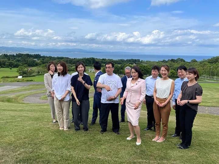 森まさこのインスタグラム：「#女性車座 in八雲町！ ⁡ 総理補佐官に就任してから 毎月欠かさず実施してきた女性車座。 7月は北海道八雲町で開催しました。 いやあ、八雲町の女性たちは元気でした！ そして故郷を愛してるし、 外から八雲町に入ってきた 女性たちも楽しんでる。 だって見てください、この大自然！ 太平洋と日本海が、 どっちもあるんですこの町は。 今回はちょっと変わった趣向で、首長も同席。 近隣5町の首長も勢揃い。 面白かったですよ！ 官邸のホームページに載ります。 ⭐️クイズ　4人の女性のうち、 5人の子持ちのお母さんはどなたでしょう？」