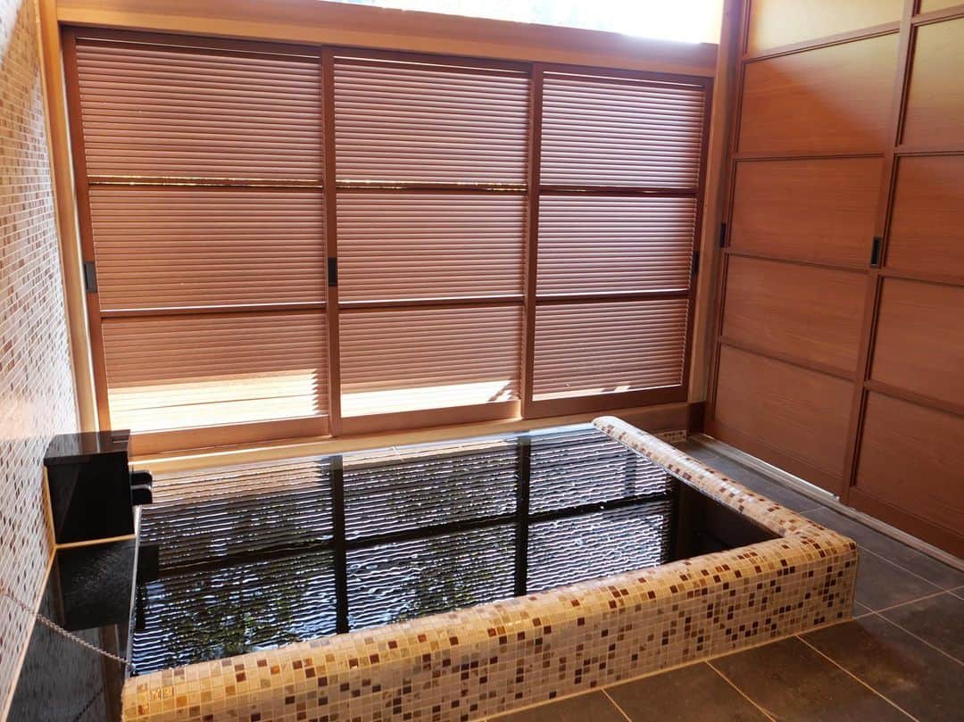 羽賀龍之介さんのインスタグラム写真 - (羽賀龍之介Instagram)「@itsukiri_official   7月29日オープンの千葉県・いすみ市にある【五氣里-itsukiri】に一足お先にお邪魔しました。 子連れ可、部屋によってはペット可とのことでホスピタリティも素晴らしかったです。 大浴場にあるサウナ後の水風呂は13-14度。水風呂は冷たい方が好きな羽賀的には大満足！ 千葉の食材もたくさん堪能させていただきました。 大自然の中にあり、天然温泉、サウナ、食、居心地、どれをとっても最高でした！ 皆様、機会があれば是非！」7月28日 19時57分 - ryunosukehaga