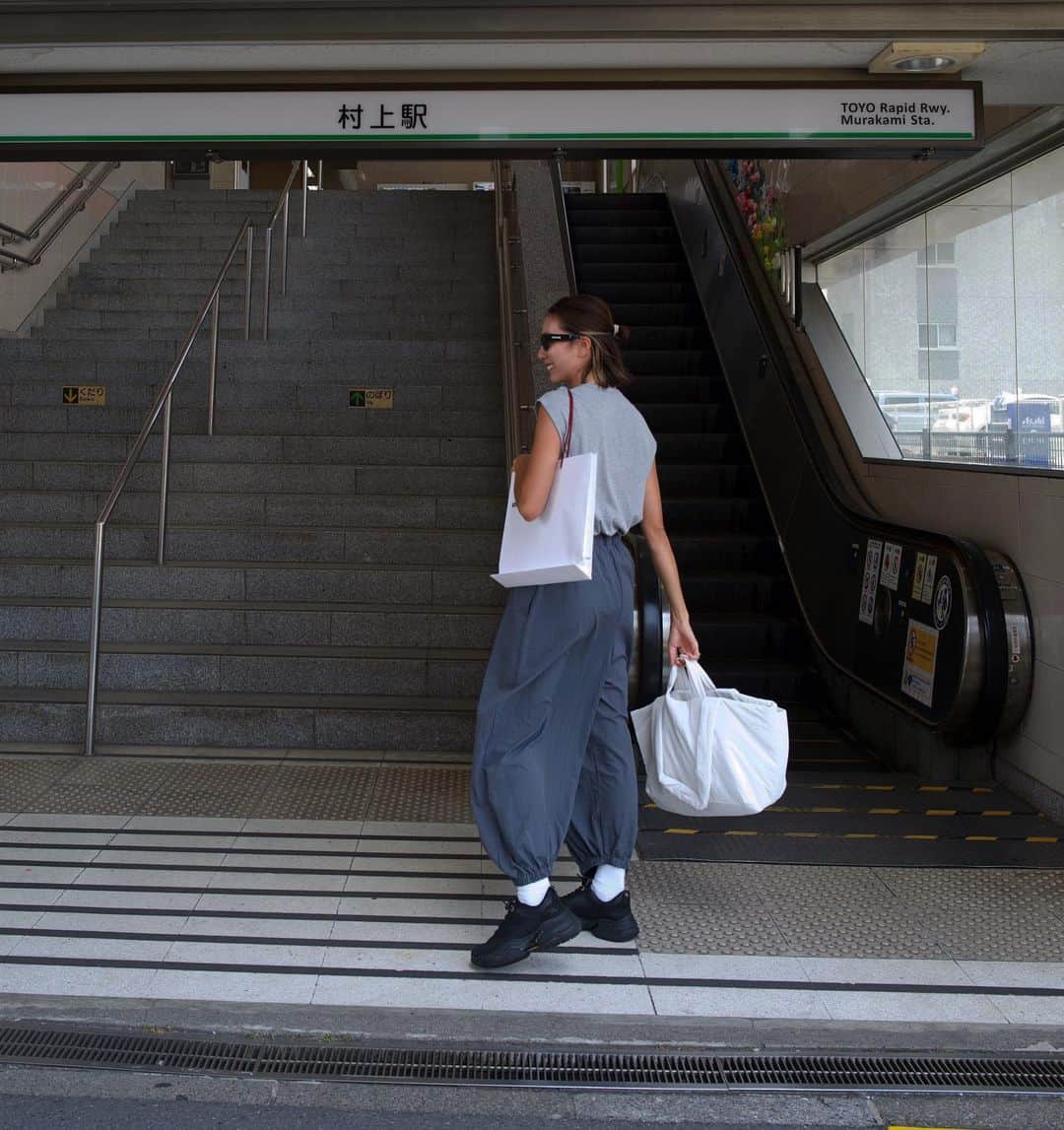 中川珠里のインスタグラム：「. 先日、NTT都市開発様からご招待いただき 久しぶりにマンションのモデルルームへ！   実は興味ありでプライベートでも 5箇所は行ってます！😎  今回は八千代村上にできる駅前大規模マンション。   わたし的惹かれたポイントは..  ⚪︎駅前なのに徒歩圏内に自然に囲まれた公園が複数あり  ⚪︎川沿いには桜や花火大会が見れたりと 四季を感じれる  ⚪︎駐車場が平面。←すごく良くないか  ⚪︎ ショッピングモール隣接、便利。   駅前の立地でこれだけ揃っていたら資産価値も保たれる物件だろうな~って  住まいを選ぶってワクワクでしかないよね。   家族でモデルルームに行くのも楽しそう😉   #ウエリス#Wellith#ウエリス八千代村上  #マンション #モデルルーム#PR」
