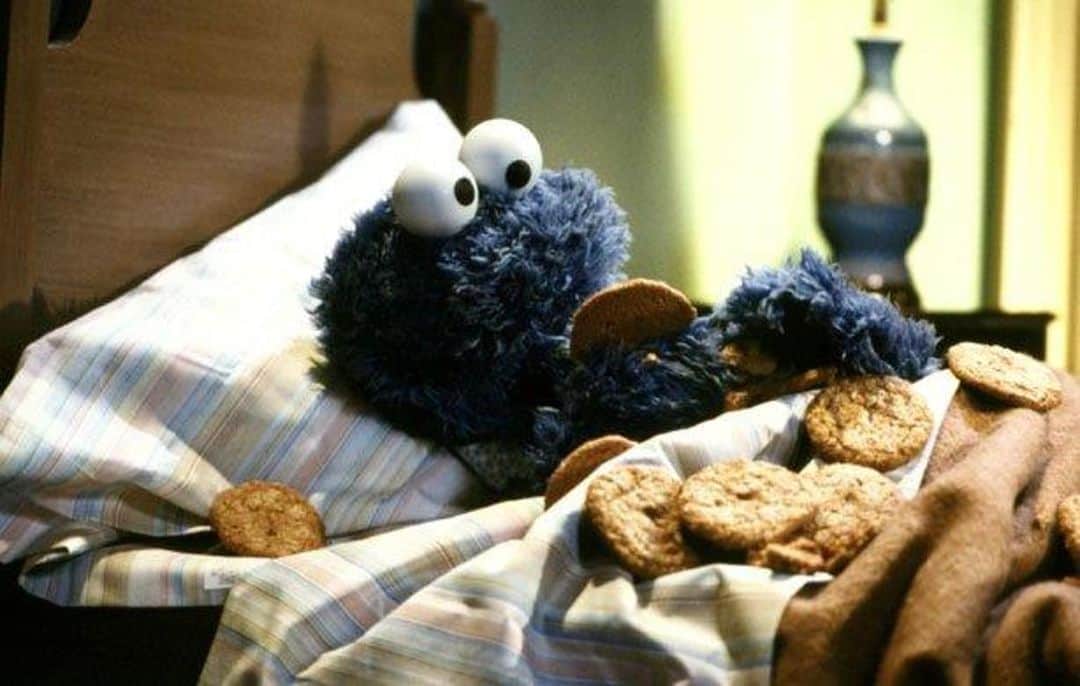 セサミストリートさんのインスタグラム写真 - (セサミストリートInstagram)「忙しい１週間だったから、大好きなクッキーと一緒にベッドに入ろう。#クッキーモンスター」7月28日 20時00分 - sesamestreetjapan