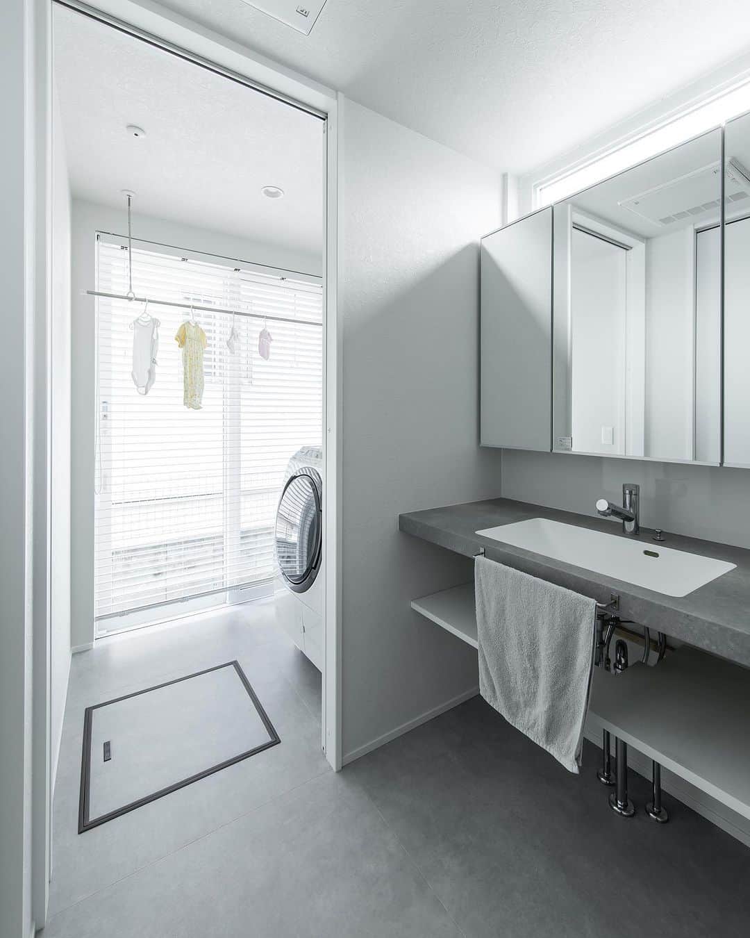 ルポハウス一級建築士事務所さんのインスタグラム写真 - (ルポハウス一級建築士事務所Instagram)「・ ・ ・ 《あたたかな光を感じる見晴らしのいい家》  ●Wash corner + Sun room モルタル調のスタイリッシュな造作洗面台は、カウンター下に棚を追加して収納力をカバー。 ・ サンルームと浴室が両サイドにつながる、効率の良い動線です。 ・ ・ ・ 𓐌𓐌𓐌𓐌𓐌𓐌𓐌𓐌𓐌𓐌𓐌𓐌𓐌𓐌𓐌𓐌𓐌𓐌  ルポハウスの施工事例はこちらまで☞ @reposhouse  𓐌𓐌𓐌𓐌𓐌𓐌𓐌𓐌𓐌𓐌𓐌𓐌𓐌𓐌𓐌𓐌𓐌𓐌 #ルポハウス は#ちょっとかっこいい家 を"友人のために" という思いでつくっています。 一生に一度の#マイホーム。 「あなたにしかできない」×「ルポハウスだからできる」で、 私たちだけの#家づくり を思いっきり楽しんでみませんか？！ ・ ・ ・ #住宅 #注文住宅 #新築一戸建て #デザイナーズ住宅  #一級建築士事務所 #設計事務所 #滋賀県の設計事務所 #洗面ルーム #洗面台インテリア #造作洗面台 #アイカスタイリッシュカウンター #サンワステムズミラーボックス #東リフロアタイル #PST2042 #造作棚 #可動棚」7月28日 20時00分 - reposhouse