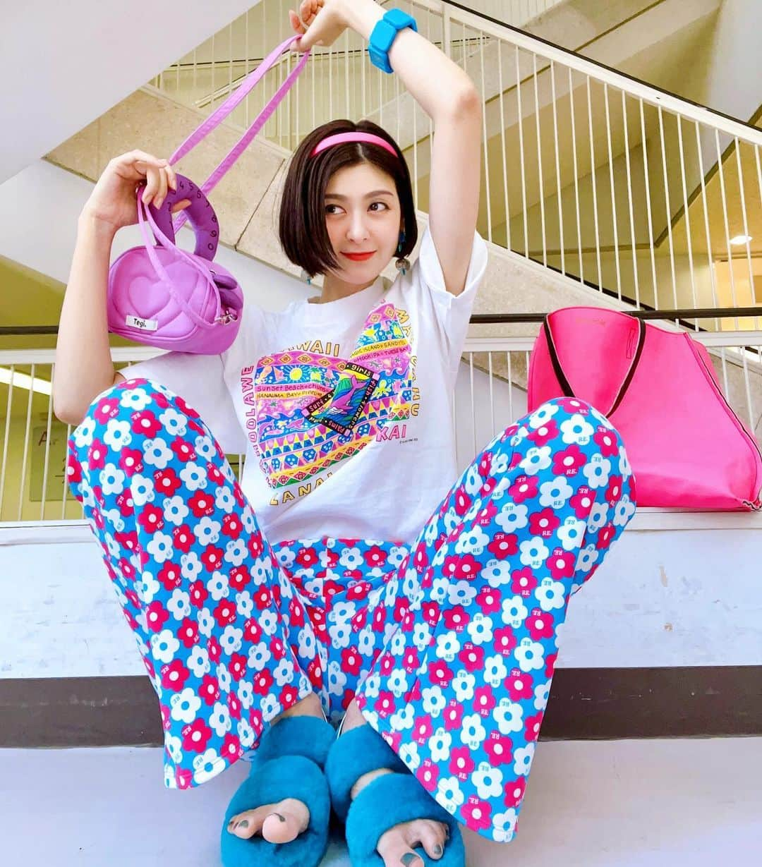 石井美絵子のインスタグラム：「🩷💙🩵💜  top #古着  pants #アールイードット  sandal #ugg   #古着好き #古着コーデ #古着女子 #古着ファッション #古着mix #カラーコーデ #カラフルコーデ #派手コーデ #派手好き #派手服 #カラフル好き #fashionlovers #fashiongram #colorfashion #colorfullife #colorfulfashion #ミカコのフク」