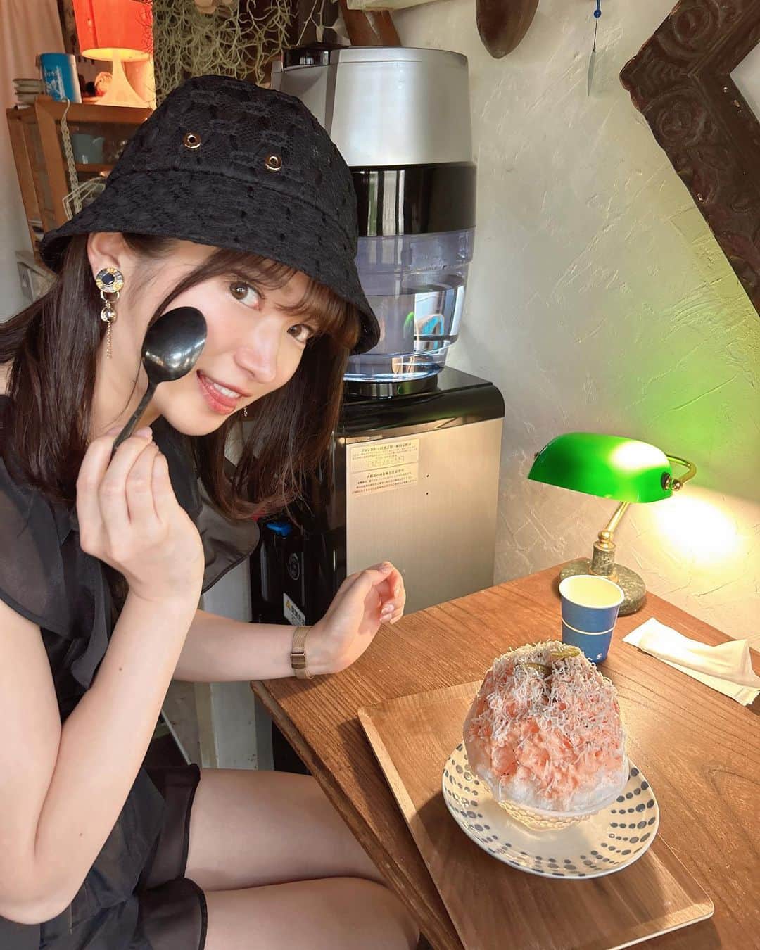 のインスタグラム：「新高円寺『フウリン堂』さん🍧  ＊みそみるく金時 ＊新たまねぎと赤ピーマンのソース ＊美生柑のカチョエぺぺ  フウリン堂さんへ行ってきました🍧 あまじょっぱが大好きなので外せない！みそみるく金時。 しっかりと味噌の味するんだけどかなりさっぱり食べやすい！ 餡がガツンと効いてアクセントになっております🍀 途中からなんか生姜の味がするな〜と思ったらなんと！生姜ゼリーが入っておりました🥹✨ 味噌や餡、生姜のこのバランスが素晴らしい..！ 全て計算尽くされた最高の一杯でした🌟 やっぱりフウリン堂さんと言えばたまねぎ系はかかせない🧅 今回は新たまねぎと赤ピーマンのコラボレーション😳 写真だとオレンジに見えるのですが実際は赤に近い感じの色でした！ 赤ピーマンがとても甘くて野菜の臭みが全くなく美味しい🌼 さくさくパイのようなものも入っていて、感覚的にパスタを食べているような感覚でした🍝 そしてほんのりレモンゼリーとキャラメルソースでクリーミーに✨ 何とも癖になる味わいでした😋 今の時期は美生柑🍊 美生柑にパスタ、、？どーゆこと！？と思ってオーダーしました🍧 フウリン堂さんのこの平べったいお皿好き🪄 パルミジャーノチーズに柚子ピール、美生柑果肉、黒胡椒。 まず色合いがすっごく綺麗で感動🥹！ パルミジャーノチーズに胡椒、、うん、確かにカチョエぺぺだ！！！ カチョエぺぺがだいぶ滑らかな味わいなのですが、美生柑果肉がかなり甘いので全体的な味を深く引き立てさせられます💫 そして柚子ピールがポイントになって爽やかさで食べ終わる！ 何とも大満足至福の三杯でした！ 今回も美味しくご馳走様でした🙏✨」
