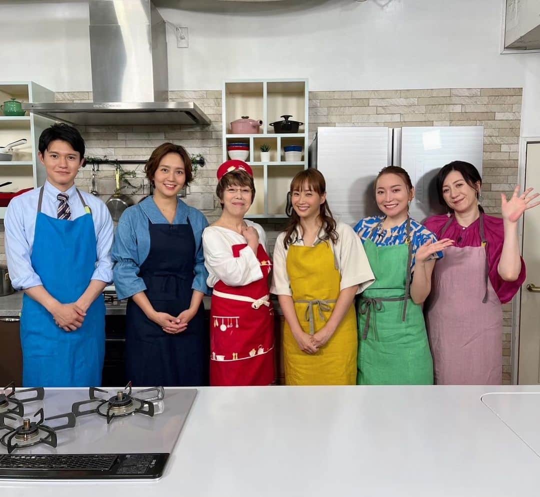野々村友紀子のインスタグラム：「本日✨20:57〜TBS【中居正広の金曜日のスマイルたちへ】  金スマおなじみ【注文の多い主婦3人】😆😆😆  今回のゲスト平野レミさんと和田明日香さんにめちゃ簡単でめちゃくちゃ美味しい夏にぴったりのレシピをたくさん教えてもらいましたよー！  お料理の参考になるだけでなく、レミさんと明日香さんの掛け合いが最高に面白いので必見です！  初レミさんはほんとにパワフルで超キュート❤️でした！  そして、あのレミパンは黄色だけやないんやでー！（黄色もかわいいけど） シックな色もあるんやでー！ びっくり‼️ 調理器具も全部使いやすいのがすごい！  本もいただきましたので、もう私は無敵やー✨ お料理作るの楽しみです！」