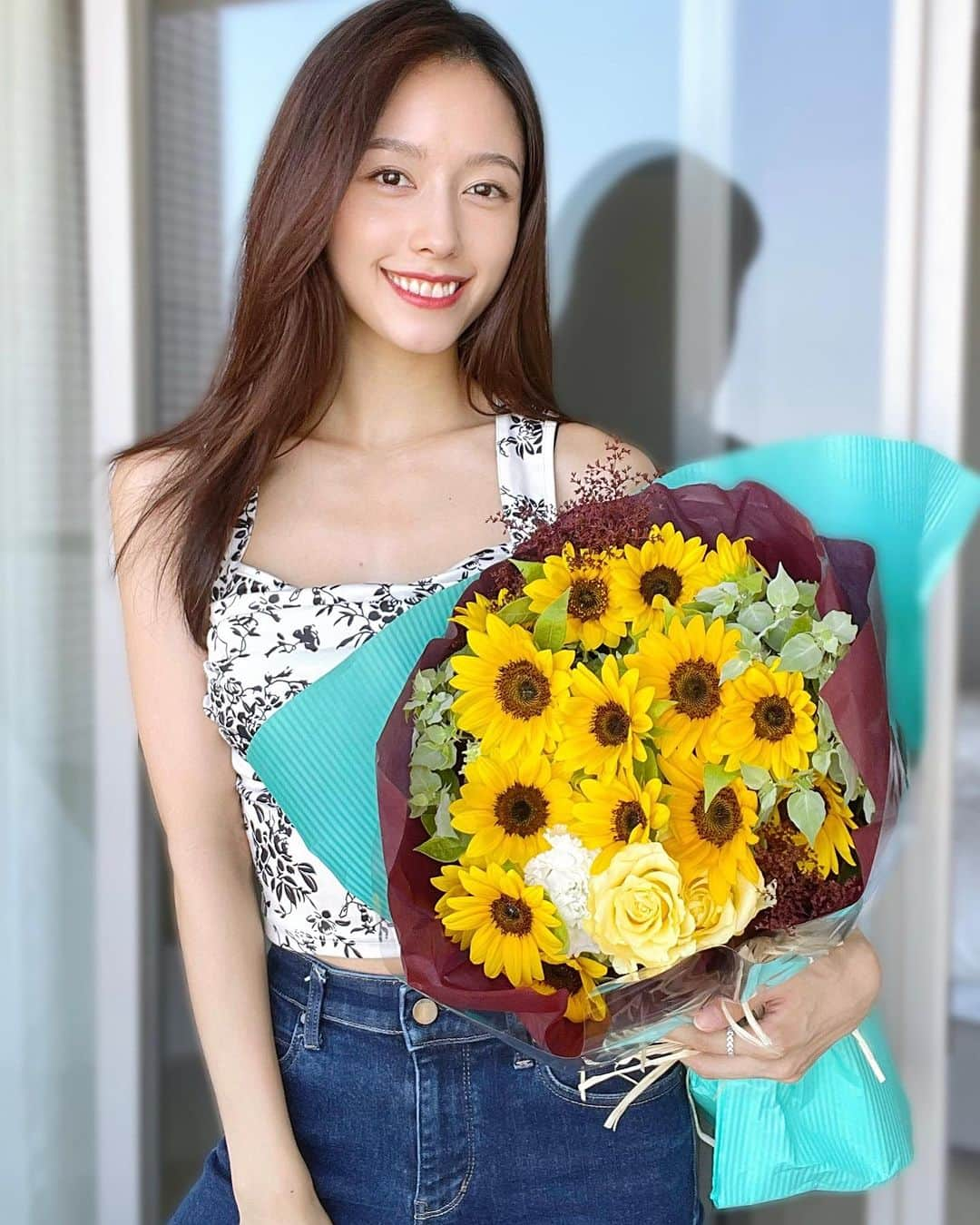 チャナナ沙梨奈のインスタグラム：「🌻🌻🌻  お世話になった方に プレゼントしようと思った花束💐  結局お会いできずに 自分の花束になりました🤣✨  #チャナナ沙梨奈 #ハーフモデル #タイと日本のハーフ  #花束 #ひまわり」