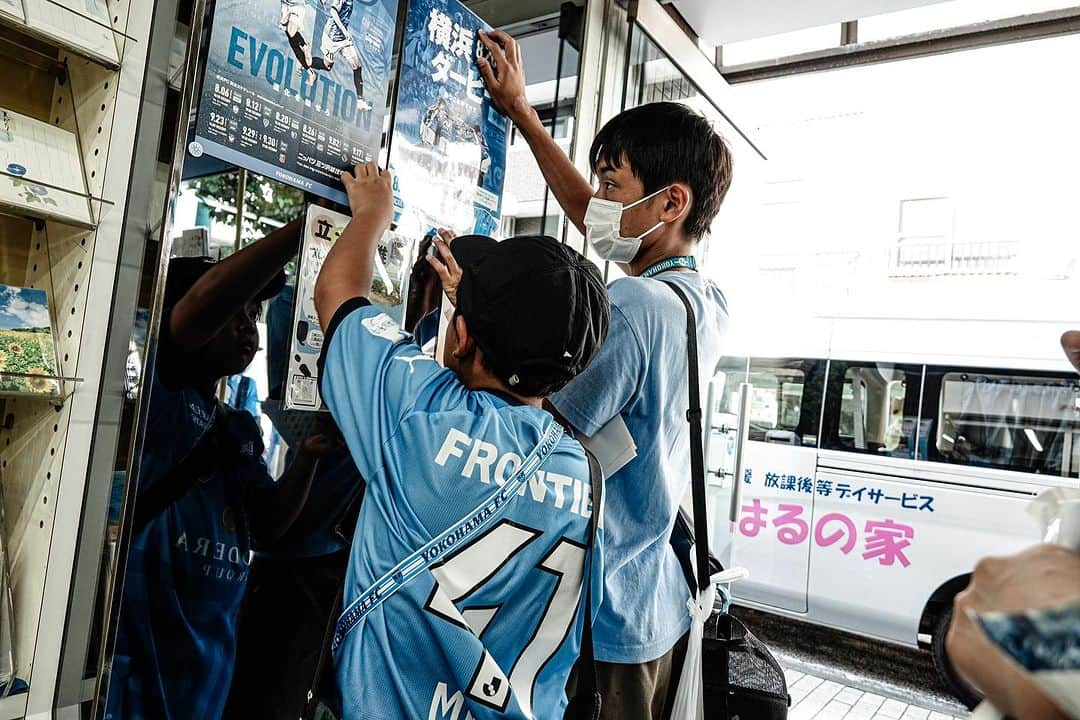 横浜FCさんのインスタグラム写真 - (横浜FCInstagram)「. 選手が商店街を訪問✊  7月27日に #洪福寺松原商店街、#YCVテレミン商店街 周辺を #武田英二郎 選手  #山下諒也 選手 #遠藤雅己 選手とフリ丸、サポーター有志の皆さんとポスター掲出のお願いに伺いました✨1か月後に控えるダービーに向けて横浜FCファミリーで団結✊  商店街のみなさん、サポーターのみなさんありがとうございました！✨  こちらの様子は Youtubeで公開中🎦  https://youtube.com/watch?v=dyXGh1NiBN8&feature=sharea  #yokohamafc #横浜FC #Jリーグ #JLEAGUE #HAMABLUE #ニッパツ三ツ沢球技場 #横浜ダービー #松原商店街  #星川」7月28日 20時07分 - yokohamafc_official