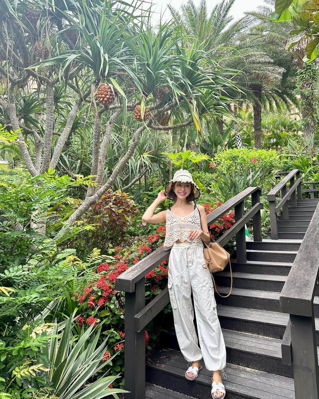 水野佐彩のインスタグラム：「・ okinawa...🌺💚  #おちびコーデ #おちびの輪 #低身長コーデ #Sサイズコーデ #ママコーデ #ママライフ #2020年ベビー #女の子ママ #女の子ベビー #ブルベ夏 #ブルベ #ブルベサマー #ブライトサマー #ブライトスプリング #ソフトクラシック #ウェーブ #骨格診断ウェーブ​ #riberry #riberry_snap  #リベリー」