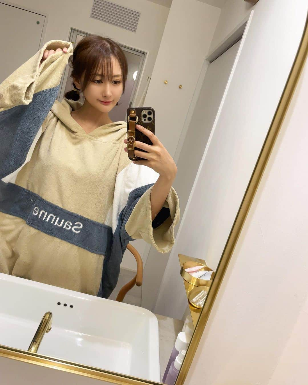 七瀬美月のインスタグラム：「1個前の投稿のサウナスパで着てたNewbalanceのサウナポンチョ🧖‍♀️🫧🤎💛🧡  やっと着れた〰️😍  ガバって着やすくて 着替える時も便利だし何より可愛い😂💕🌼  #newbalance #ニューバランス#🧖‍♀️ #ポンチョ#サウナポンチョ#cute #サウナ#スパ#お気に入り#japan#整う」