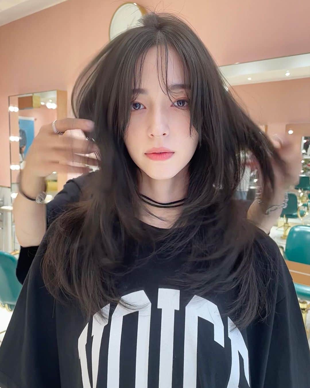 原涼香のインスタグラム：「🆕なトレンドヘア🖤🩶🤍🩶 シャギーカット × グレージュ⊹ ｡ ﾟ⁖✦ ˖ ⊹ ｡ ﾟ˖ ✧  韓国の子みたいな #샤기컷 と透明感抜群カラーが いまとってもイケてます🫶🏻 ㅤㅤㅤㅤㅤㅤㅤㅤㅤㅤㅤㅤㅤ ㅤㅤㅤㅤㅤㅤㅤㅤㅤㅤㅤㅤㅤ 🎀韓国HAIR STYLE menu... ㅤㅤㅤㅤㅤㅤㅤㅤㅤㅤㅤㅤㅤ ☑︎カット わがままを叶える2WAYバングに 巻いても巻かなくてもかわいいシャギーカット🩷  ☑︎プレミアムケアカラー(or Wケアカラー) 透明感バツグンのグレージュカラー🩶 ㅤㅤㅤㅤㅤㅤㅤㅤㅤㅤㅤㅤㅤ ☑︎HITAトリートメント 韓国人みたいなツヤ髪はHITAトリートメントで叶います🩷  ㅤㅤㅤㅤㅤㅤㅤㅤㅤㅤㅤㅤㅤ ご予約はリンクから🫶🏻🔗  #SHIMA#韓国ヘア#韓国スタイル#レイヤーカット#ワンホンヘア#ワンホン#ダークトーン#網紅#初カラー#暗髪#ベージュカラー#ラベンダーカラー#グレージュ#オリーブカラー#透明感カラー#銀座美容院#銀座美容室#美容師#시스루뱅#레이어드컷#koreanhair」