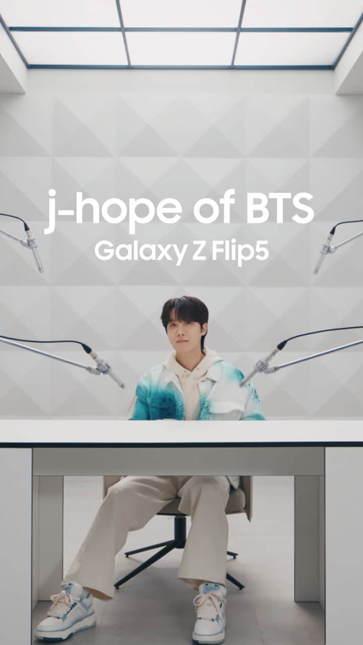 Samsung Mobileのインスタグラム：「Last March, Samsung Galaxy unveiled the #GalaxyZFlip5’s sleek design to #jhope of @bts.bighitofficial. He had lots of fun exploring it 😁📱. #Galaxyxjhope #JoinTheFlipSide  To find out more, watch the complete version on our YouTube channel.」