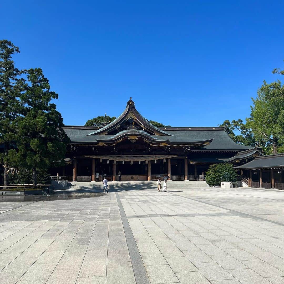 柿崎洋一郎のインスタグラム：「寒川神社 そして久しぶりに入った神苑て 抹茶とお菓子が美味しい！！」