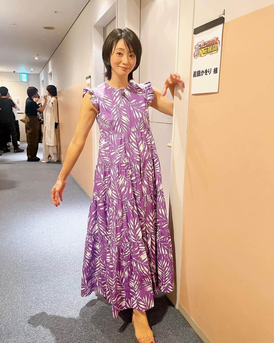 眞鍋かをりのインスタグラム：「いつもすてきな衣装、お世話になってます😊❤️  １枚目　パープルワンピース @obli_official   ２枚目　ターコイズ×白スカート@jenne_official   ３枚目　カーキワンピ @un3d_official   ４枚目　白×ネイビートップス　黒スカート　@un3d_official   ５枚目　白トップス×黒スカート @grace_continental.div   ６枚目　グリーンワンピース @uttrykk_official   ７枚目　ホワイト系ワンピース @uttrykk_official   ８枚目　オレンジワンピース @wildlily_daikanyama   ９枚目　白系ワンピース @saaageboutique   １０枚目　イエロートップス×白パンツ @aoiwanaka.official」