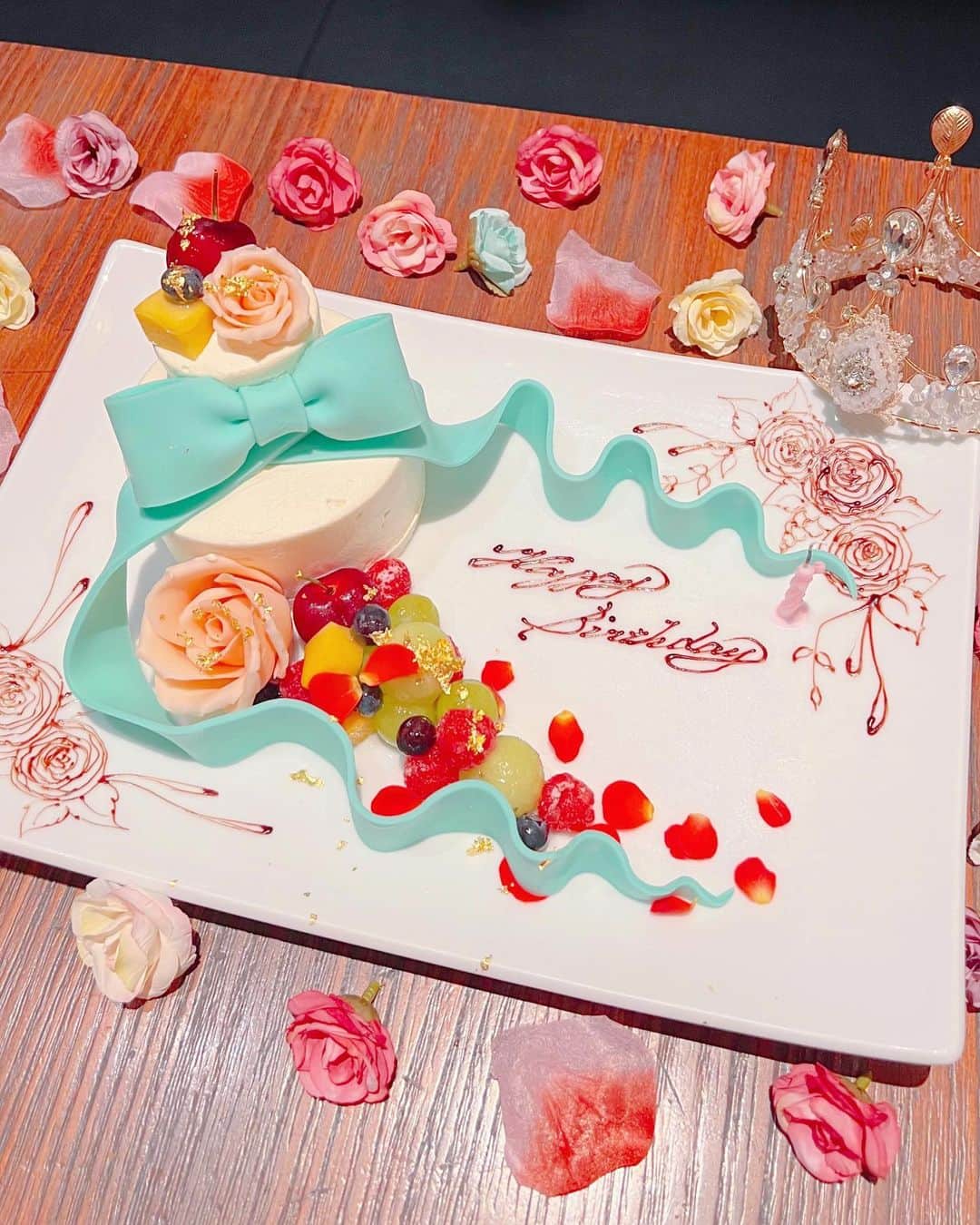 のインスタグラム：「可愛すぎるバースデーケーキ🎂  リボンとバラの色が選べるよ🌹🎀💕 * * #bistrofavori #bistrofavori代官山 #代官山 #代官山カフェ #代官山ランチ #バースデープレート #バースデーケーキ #誕生日プレート #誕生日ディナー #誕生日ケーキ #推し活 #隠しきれないヲタク #birthdaycake #birthdaygirl #birthday #instagood #loveislove #followｍe」