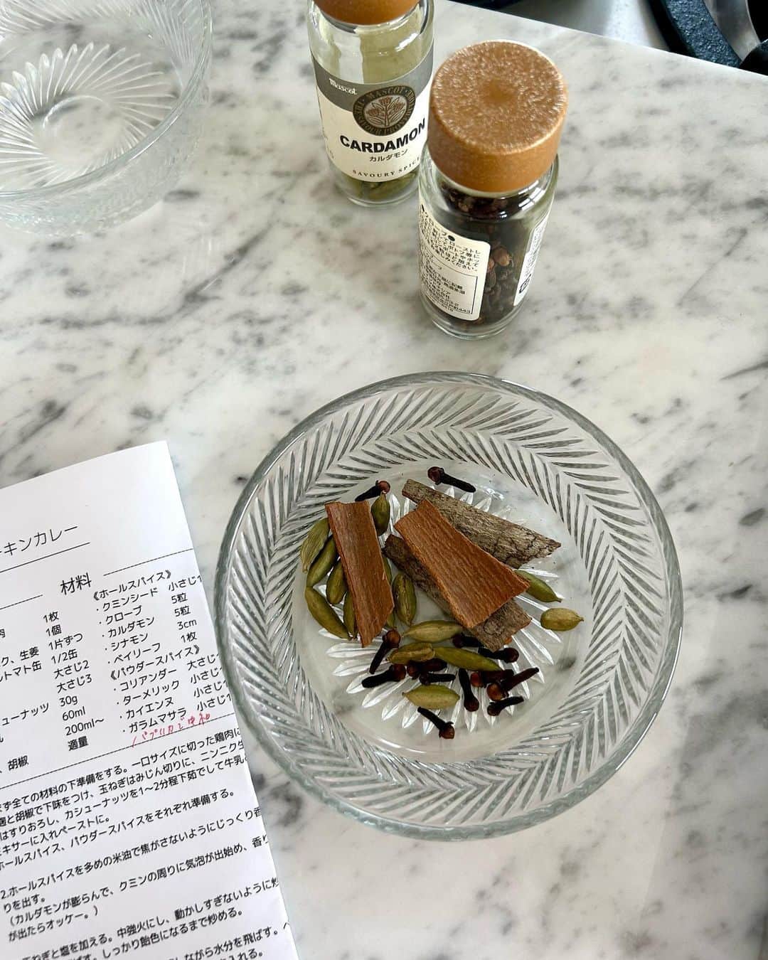 清水くるみのインスタグラム：「青谷 @yu__i.aoya の料理教室 @valley_cooking に友だちと初めて行ってきた！  ・スパイスチキンカレー ・鯵の南蛮漬け ・豆腐のスープサラダ ・人参とフルーツのラペ ・焼きナスのエスニックサラダ  全部めっちゃ美味しかった🤤❤️  凝ってるけど意外と簡単にできるものだったり、工程やコツ、レシピで見るだけじゃ分からないことも色々丁寧に教えてくれるから、すごく勉強になった！ 個人的には青谷の手料理で前に食べたことがあって好きだった、焼きナスのエスニックサラダ、たぶんレシピ聞いたんだけど、忘れていて笑🥵でも実際に一緒に作って、確実に覚えられたから、今度絶対家でも作る！  わたしは普段、料理する時にエプロンをしないので、大昔に買ったリトルミイのエプロンを引っ張り出した😂 29歳にもなって、リトルミイのエプロンは恥ずかしすぎ😂 しかも派手😂 @valley_cooking のエプロン早くほしい😂  めっちゃオシャレで、美人な青谷の料理教室！ 気になる方は是非☞ @valley_cooking 🫶  来月も行きたいぞ〜！」