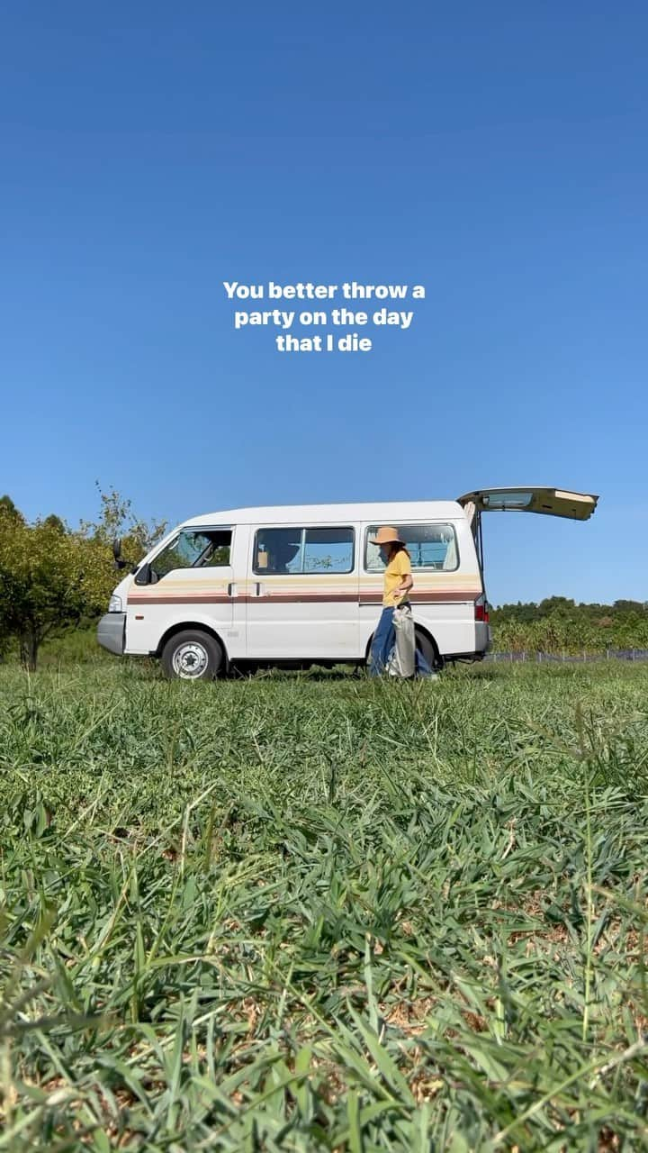 Y U R I Eのインスタグラム：「夏のとある午後☀️ @george_ezra の #greengreengrass に合わせて🚐♩ なぜか朝からアイスラテが無性に飲みたくてしょうがなかったから、作ってみた🧊✨  暑い日のキンキンに冷えたアイスラテはもう最高よね♡ それもこんな青い空の下で☁️  些細なことだけどこんな小さなセルフケアを積み重ねることが、わたしにとってすごい重要☺️ （自分を甘やかす天才かも😂）  でも何杯でも飲みたくなっちゃって お腹タプタプ！🐧⛱️  #キャンプ#アウトドア#車中泊#タープ#カーサイドタープ#vancamp#vanlife#icedcoffee#latte#campingcoffee#georgeezra #PR」