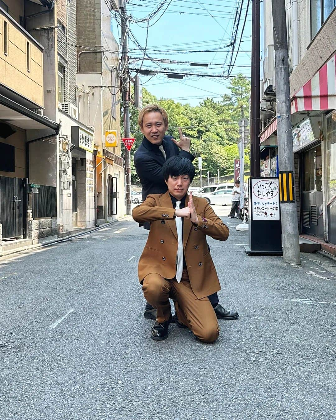 よしもと祇園花月さんのインスタグラム写真 - (よしもと祇園花月Instagram)「【本日ご出演】 #黒帯 さん  新衣装でお写真を📸 フリーポーズをお願いすると こちらのキメポーズを頂きました笑  皆さんが路地エモ写真でみたい 芸人さんをぜひコメントで教えて下さい🙌  明日もぜひ祇園花月へお越し下さい🌻 出演者の詳細はぜひ祇園花月のストーリーをご覧下さい!!  #黒帯寺内 #黒帯大西 #よしもと芸人　 #お笑い芸人 #芸人 #お笑い好きな人と繋がりたい #祇園花月　#路地裏  #祇園　#京都 #新衣装　#祇園観光 #京都観光 #プレミアムフライデー #エモい　#photo #photooftheday  #漫才　#吉本興業」7月28日 20時18分 - gionkagetsu