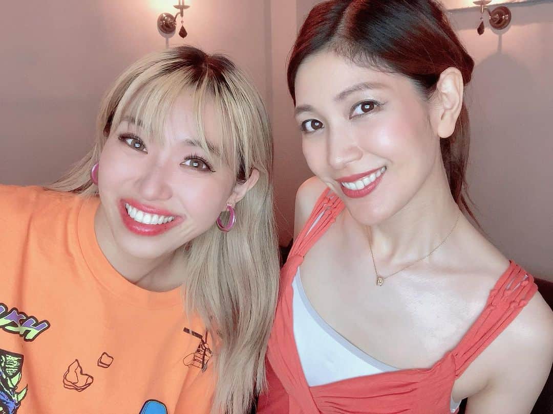 石田真以のインスタグラム：「YouTube LIVE配信中！ 毎週水曜日21:00〜22:00 「YEAH!YEAH!YEAH!」  音楽番組を目指して 4月から立ち上げたのですが… 雑談配信だと言われています。泣  #お喋り大好き #youtubelive  #nagoyacolorlove #NCL #ishidamai #石田真以 #夢と現実のギャップ」