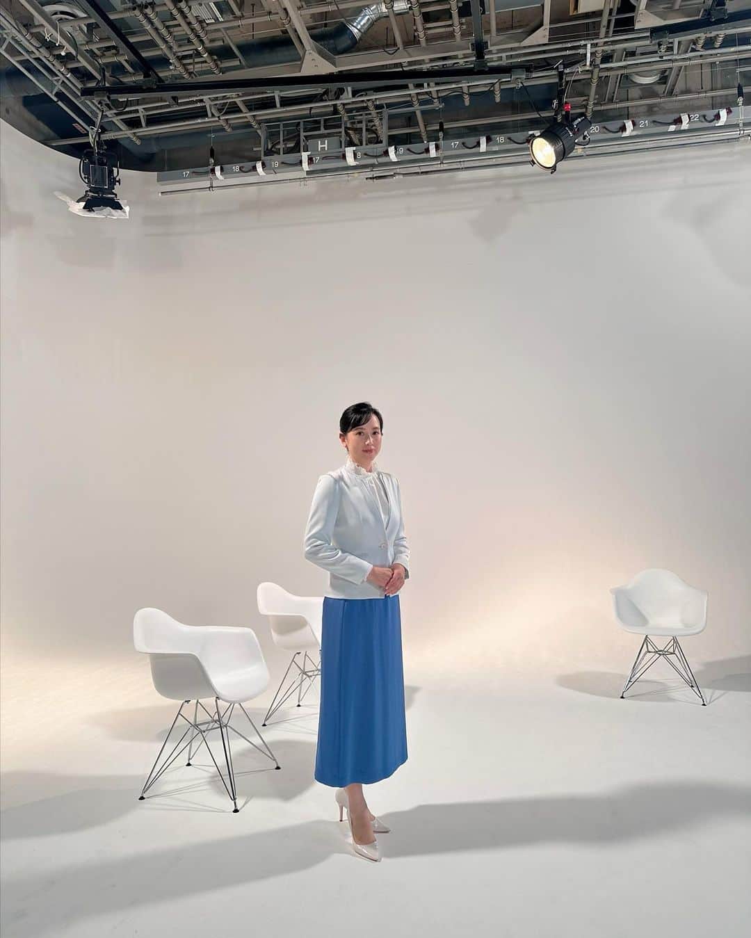 江連裕子のインスタグラム：「. 真っ白なスタジオでインタビュー撮影 いつも素敵なヘアメイク💄ありがとうございます。  #インタビュー #インタビュー撮影 #スタジオ #ヘアメイク #ヘアメイクアップアーティスト #衣装 #江連裕子」