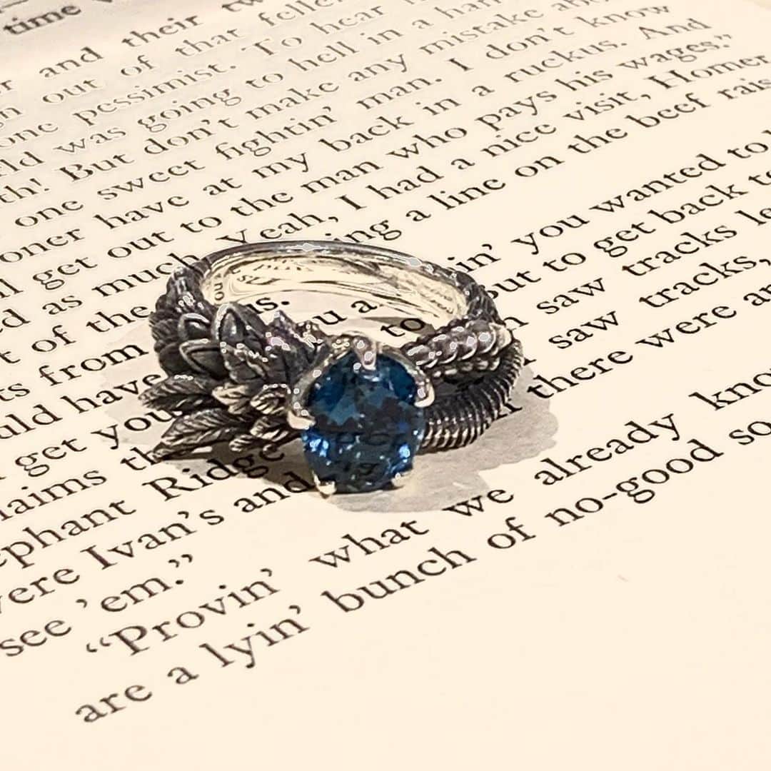 ブラッディマリーのインスタグラム：「Revival  Ring : Noah w/london blue topaz ¥40,000+TAX  ・ ・ ・ 【ストーリー】  天と地が混ざるような嵐の末に 大地は傷つき荒れ果てた  人は一隻の方舟を作り動植物を乗せ 長い嵐を乗り切った  そして  全てが失われたように思われた地にも  生命の息吹が宿り 花々は色づき 生き物は新たな産声をあげ 再び大地は命で彩られていく…  ・ 【STORY】  At the end of a storm that mixes heaven and earth  The earth was wounded and desolate  Man built an ark, loaded it with plants and animals, and weathered the long storm.  and  Even in a place where everything seemed lost The breath of life dwells the flowers change color Creatures give new births, and once again the earth is colored with life...  ・  【故事】 經歷了昏天暗地的風暴洗禮 大地滿目瘡痍  人類建造了方舟，將動植物帶上船 在長時間的風暴之中倖存下來  在那之後  幾乎失去了一切的那片大地  生氣逐漸回復 花朵綻放增添了色彩 生物們接連孕育出新的生命  大地再次被生命染上鮮活氣息…  ーーーーーーーーーーーーーーーーーーー #bloodymaryjewelry #bloodymary #jewelry #silver #fashion #jewelryporn #jewelrydesign #jewelrygram #accessory #accessories #silverjewelry #ブラッディマリー #シルバーアクセサリー#fashionjewelry  #シルバー #アクセサリー#japanmade#血腥瑪麗#血腥瑪麗珠寶#血腥瑪麗銀飾#銀飾#天然石#飾品#珠寶#日本品牌」