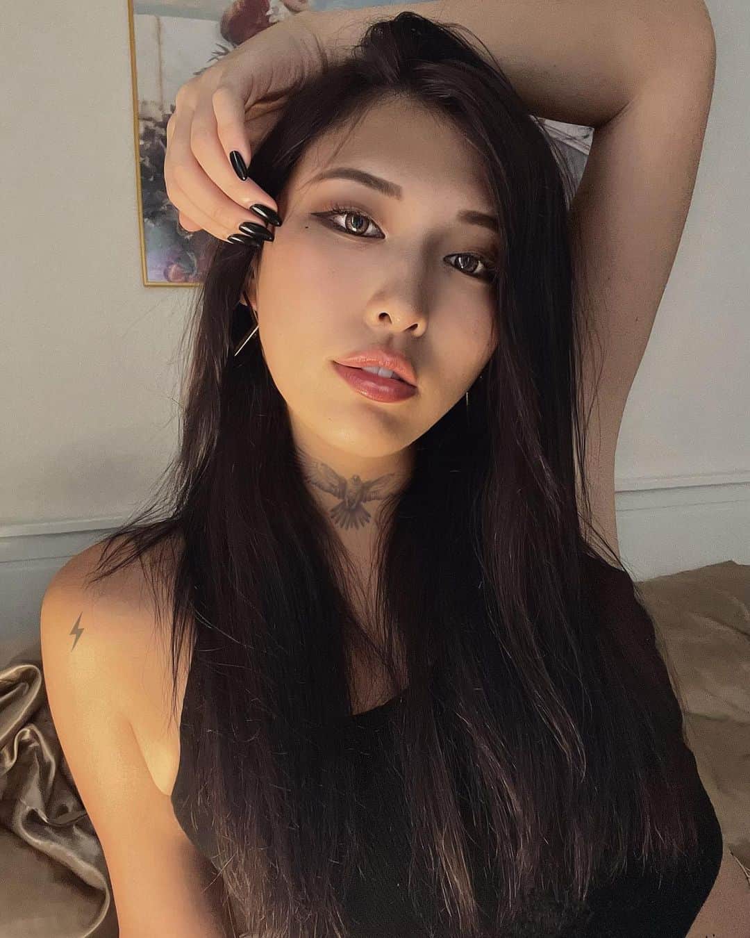  りさぶーのインスタグラム：「タトゥーはフェイクだよん⚡️🖤 #newhaircolor」