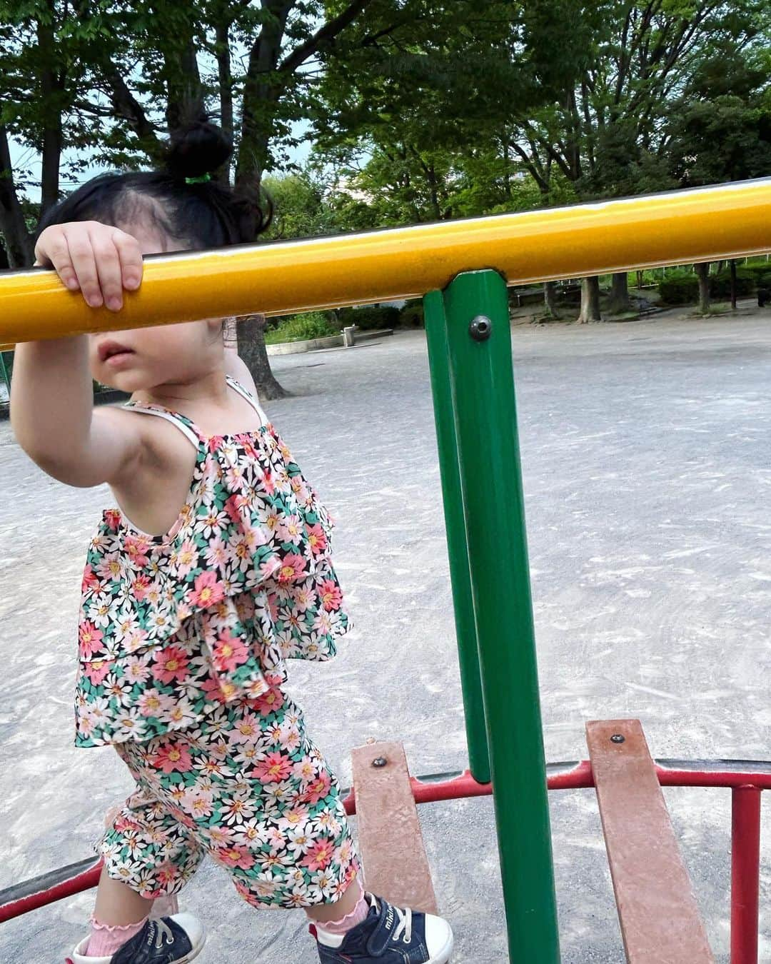 平野ノラさんのインスタグラム写真 - (平野ノラInstagram)「陽が落ちてから公園🛝🤍 暑いから気をつけてアソブ！  #バブ子2歳4ヶ月」7月28日 20時25分 - noranoranora1988