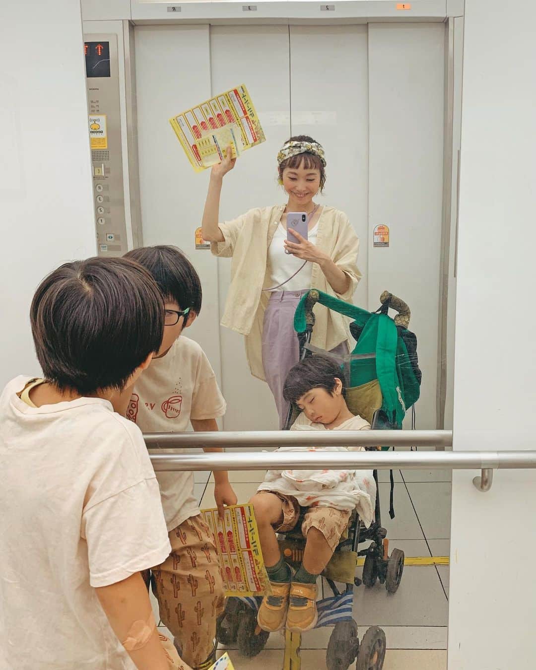 むらたさきさんのインスタグラム写真 - (むらたさきInstagram)「🍉🍉 ． 夏休みスターーーーート☀️🌻 ． 朝の9時に友達と待ち合わせしてる✊☺️🚲‼️と、 早々に出かけていく兄と、 母の家事が終わるまで暇を持て余している弟チーム🧺🙏😂 ． ． 洗濯終わったよーーー‼️‼️ でも暑くて公園は涼しくなってからにしよう…🫠 どこ行こう？？ららぽーと行こうか😘🚙 イェーーイ✌️👦👦🍦 ということで、 食事、買い物、映画、遊び場 etc. 1日中涼しく🎐楽しめるショッピングモール様々な 夏休みのはじまり〜🏬🫶😚笑 ． ． ． この日は、 館内をクイズラリーしながらまわる 人生ゲームイベントに参加しました🥰🛻👥 ↑ ららぽーと横浜は〜7/30まで開催中✌️ (その他の会場はそれ以降〜の期間もアリ⛳️🐣) ． ． まずは、 4つの職業から好きなものを選んで ルーレットを回して、出発〜🏃‍♂️🏃‍♂️🏃‍♀️🚩 ． 次男／動画クリエーター 三男／スポーツ選手 母／パティシエ　　　にしました♡♡ ． ． 5つのラリーパネルを巡って  それぞれに関するクイズに答えながら、  (正解率によってラリードル💸がカウントされる🙈)  無事にゴーーーーール🎊✌️🥰  ． ． 参加記念に 職業になりきったARフォトフレームや、 (7.8枚目🐶😂) 人生ゲームの台紙をもらえて、 (9枚目) ． 参加している間はもちろん、 帰ってからも楽しめるイベントでした〜✌️😘 (なんと、無料🫶🥹✨) ． ． ↑ こんな、 オリジナルの人生ゲームを体験できるイベントが  関東・東海・福岡のららぽーと・ラゾーナ川崎プラザで開催されているので、 夏休みのお出かけに、是非ーー🤝🥰👒  ． 開催日はHPをチェックしてみてくださいね🔍😘 ． ． ． ． ． ． ． ． ． ． ． ． ． ． ． ． ． ． ． ． ． #10歳 #7歳 #3歳 #三兄弟ママ ． #男の子ママ #子育て #こどもとおでかけ #夏休み #ららぽーと #お出かけ #人生ゲーム #PR @lalaport_official」7月28日 20時25分 - muratasaki