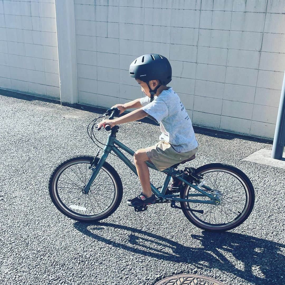 上村若菜のインスタグラム：「. おNewの自転車をget🚲  今まではお下がりのものを乗っていたけど、さすがに長い距離を漕ぐのには大変になってきたので…⚾️  子どもの自転車は特に体に合っているかが大事だそう。 親切な自転車屋のお兄ちゃんのおすすめでいくつかのメーカーの自転車で乗り比べてこちらに。 @wimo_ebike   車体も軽く乗りやすいようで、 今まで立ち漕ぎをしていた坂を座ったままでも漕げる！と本人大喜び。 進むスピードも全然ちがう👀  カラーも洒落ている🥬  これで安全&快適にお出かけできるね🚲  #子ども自転車 #キッズ自転車 #キッズバイク #7歳  #習い事の絵の具まみれのお洋服で🎨  #子どもとお出かけ #ママライフ #wimokids」