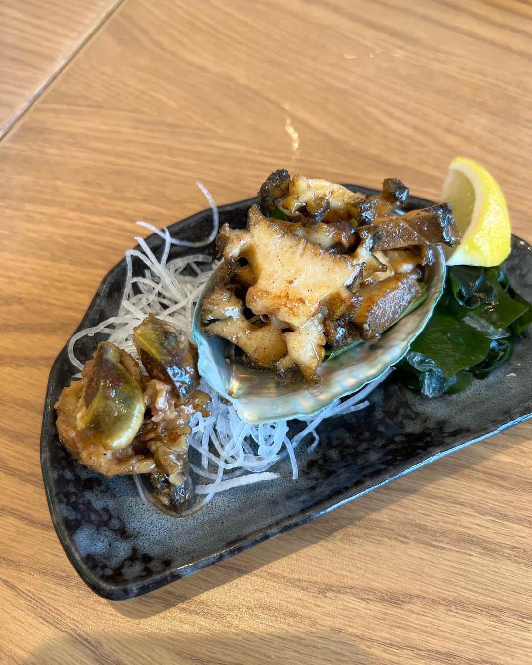 ImotoEtsuyo さんのインスタグラム写真 - (ImotoEtsuyo Instagram)「#こんばんは  ・ 先日　#宮崎 を 訪れた時に美味しい海鮮を 頂きました。 ・ こちらの伊勢海老が 美味しくて美味しくて…🤍　 @nichinansuisan2  ・ こんなに美味しい伊勢海老は なかなか食べられないと 思った。 ・ ・ #伊勢海老  #サザエ  #アワビ  #日南  #日南グルメ  #日南海岸  #日南食堂  #日南水産  #宮崎グルメ  #グルメ  #宮崎県  #日南市  #ランチ  #磯料理  #炭火焼き」7月28日 20時27分 - bisuhada