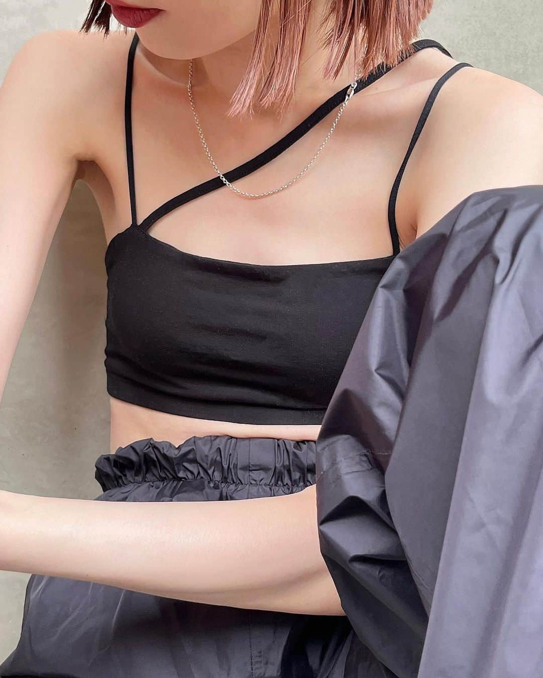おかもとあきのインスタグラム：「今年のsosite exclusiveはコレー！ ブラトップというよりかはお洋服感覚でトップス寄り👍何ならコレ＋シャカパン1枚で出歩けちゃいます🚶‍♀️詳細は　@sosite.co.jp   あわせてAKIOのLINE TROUSERSの受注予約会もいよいよ明日からスタート♡遊びにきてね  #_a_k_i_o_」