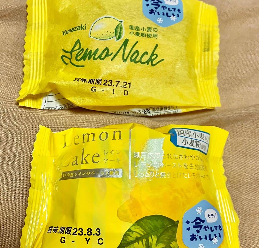 加藤賢崇さんのインスタグラム写真 - (加藤賢崇Instagram)「ヤマザキの、上がレモナックという商品。下がレモンケーキという商品。 値段は同じ。中味も同じかというと、微妙に形も柔らかさもクリームの厚みも違う。 微妙にしか違わない、 味はほぼ同じ！ なんなんでしょう。」7月28日 20時27分 - kenso1978